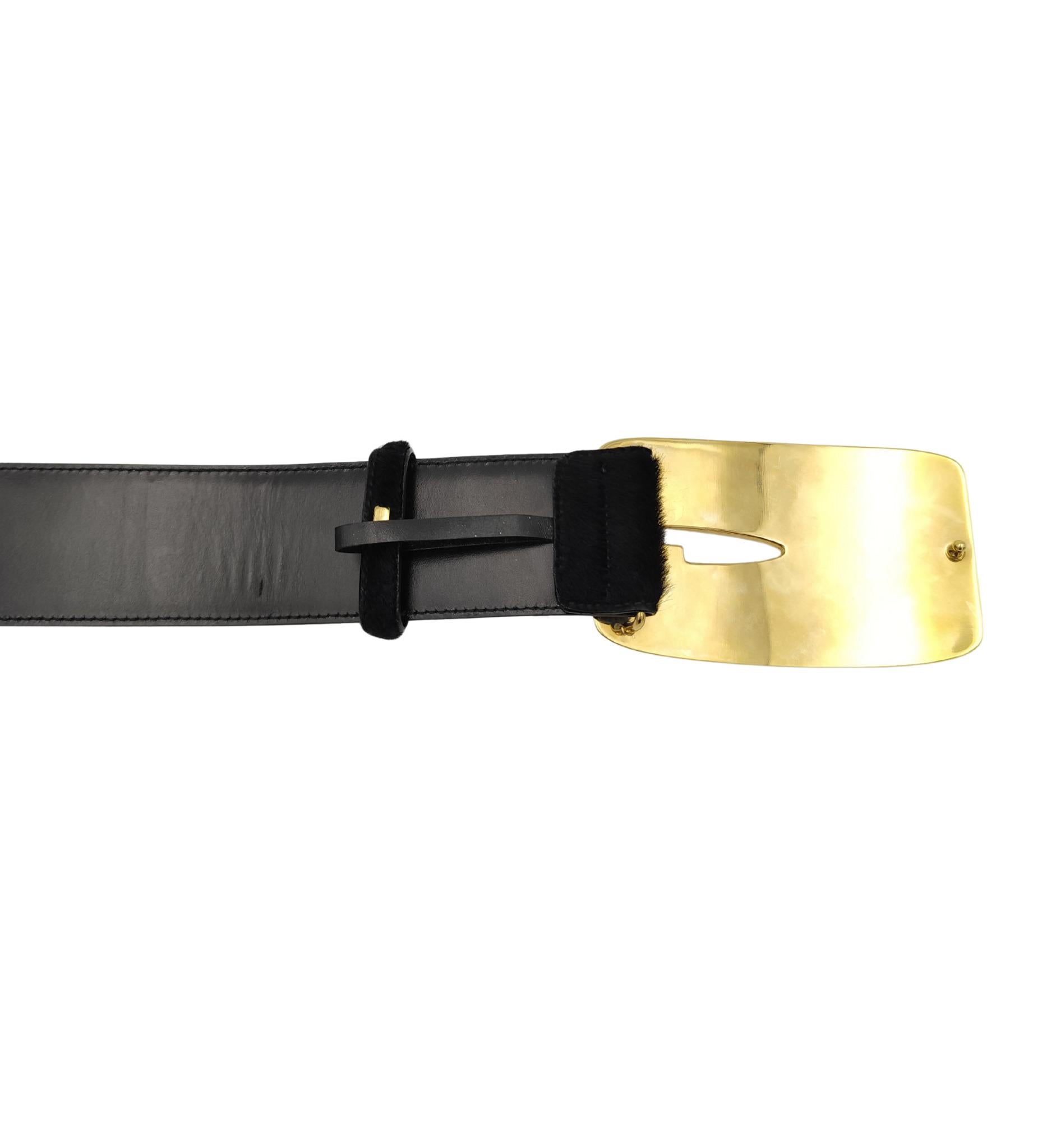 Gucci F/W 1996 ceinture à boucle logo dorée en poils de poney noir en vente 3