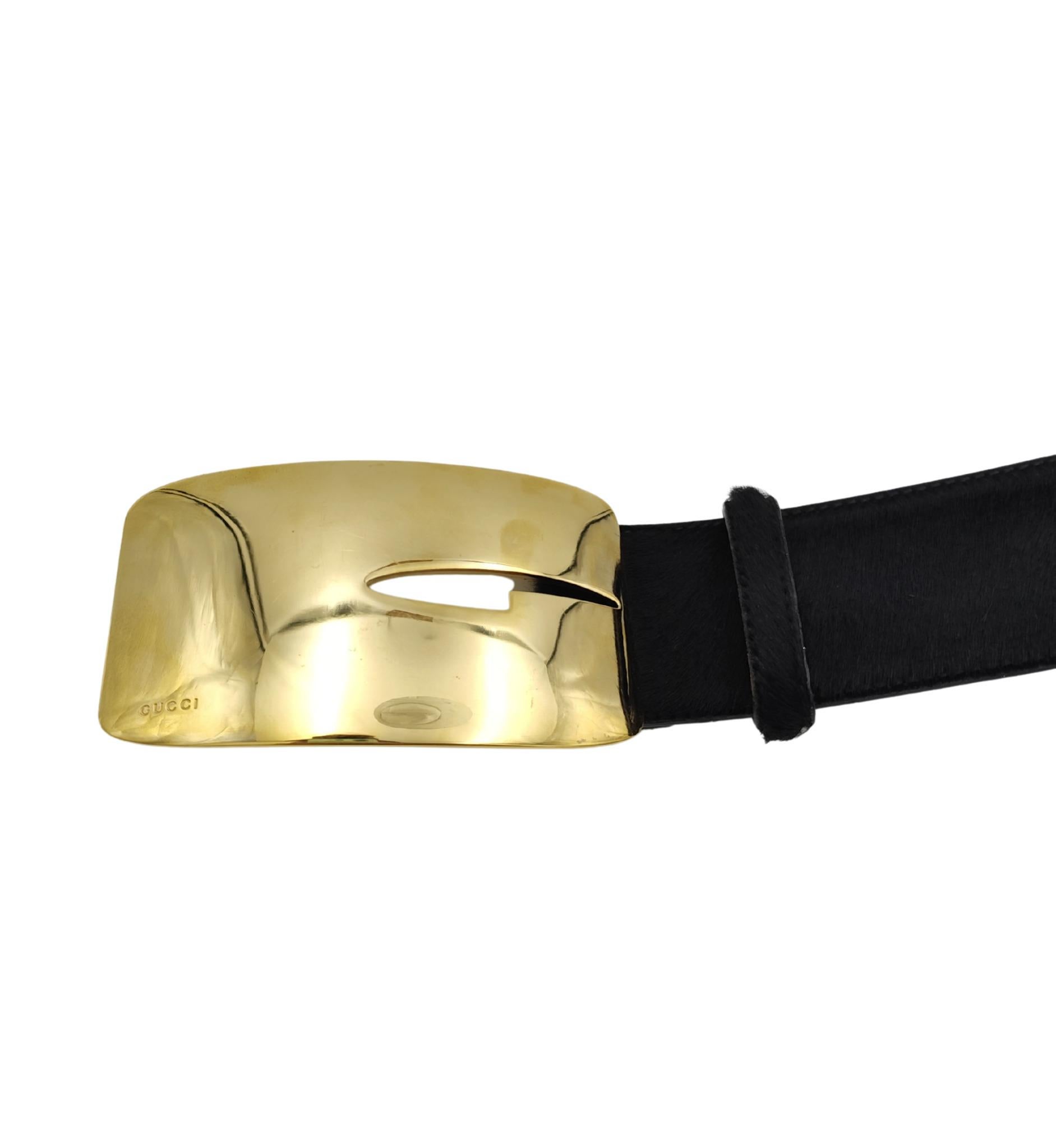 Gucci F/W 1996 ceinture à boucle logo dorée en poils de poney noir en vente 4