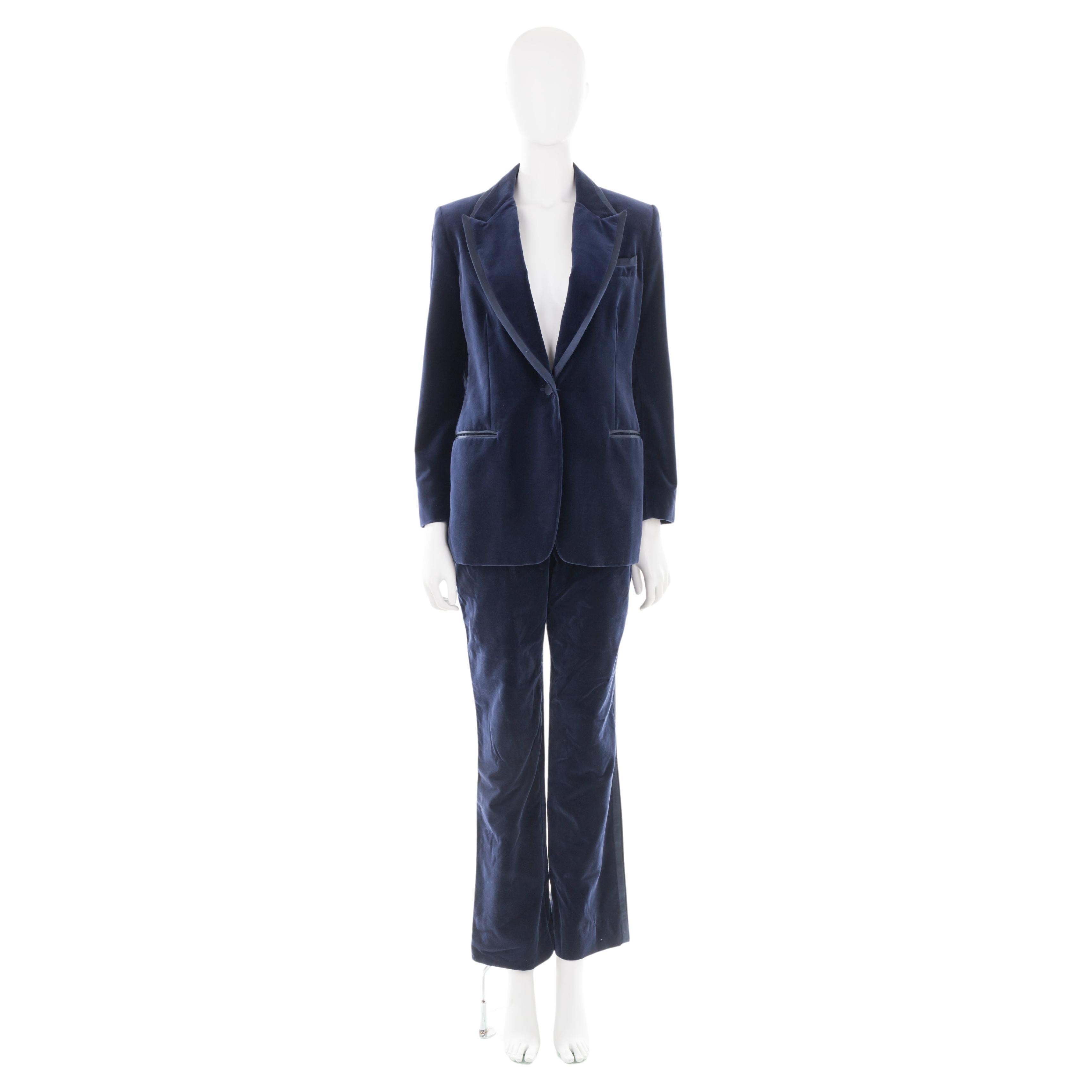 - Gucci by Tom Ford
- Navy blue velvet tuxedo suit
- Silk side pant and collar strips
- Size IT 42
