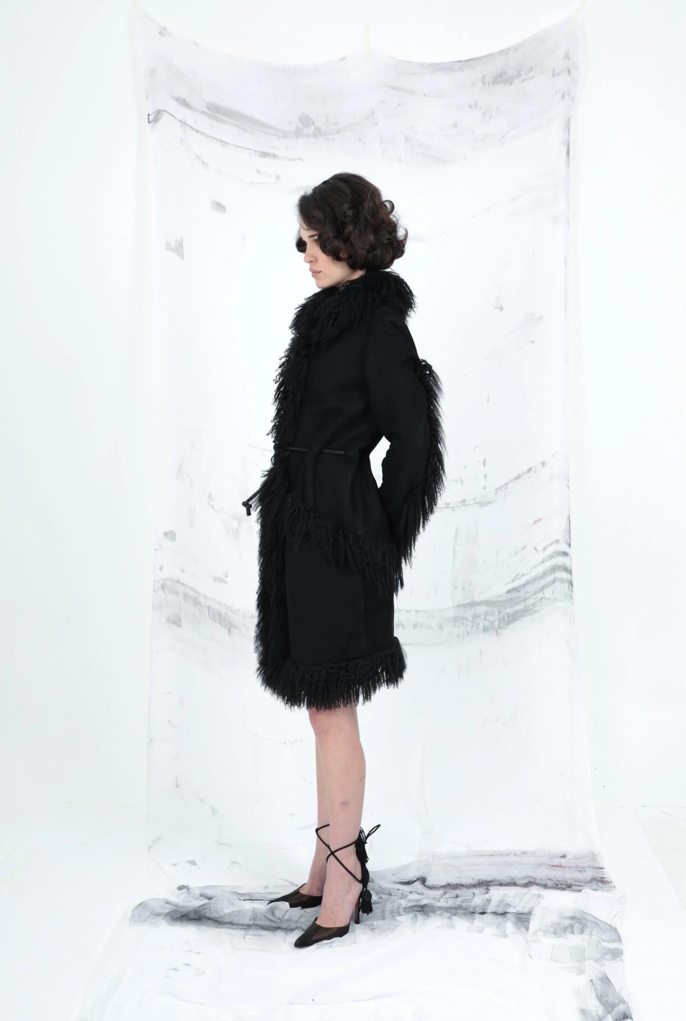 Manteau en daim et fourrure mongole Gucci by Tom Ford F/W 1999 avec lien en cuir et doublure en poils de poney.

Labellisé sous le nom de IT40.

Très bon état vintage, petit défaut sur la fourrure. Des photos supplémentaires sont disponibles sur