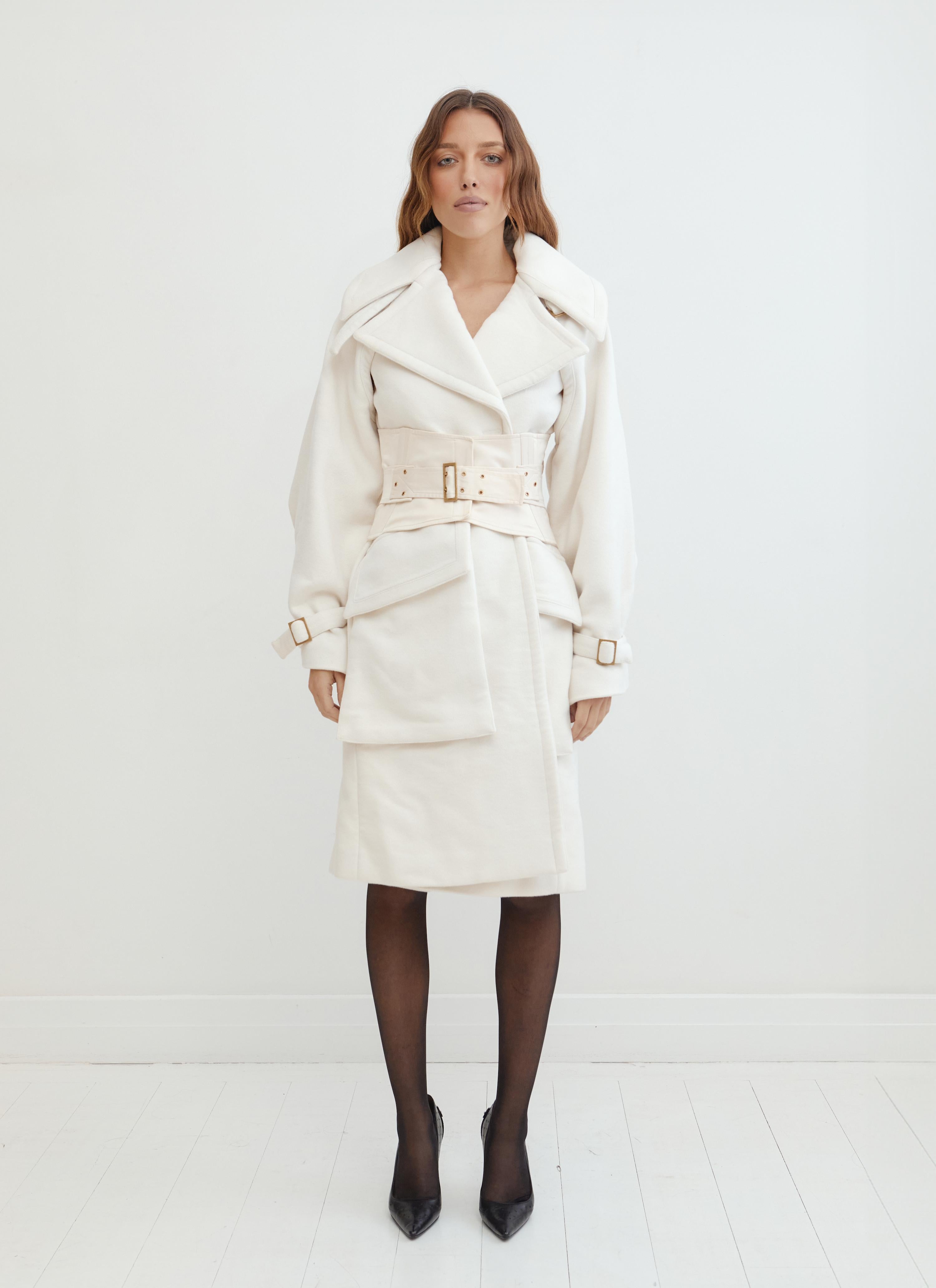 Risalente alla collezione di sfilate A/I 2003, questo cappotto Gucci è stato disegnato da Tom Ford durante il suo mandato di direttore creativo della Label. Realizzata in morbidissimo misto lana e angora, presenta un colletto oversize, tasche sui