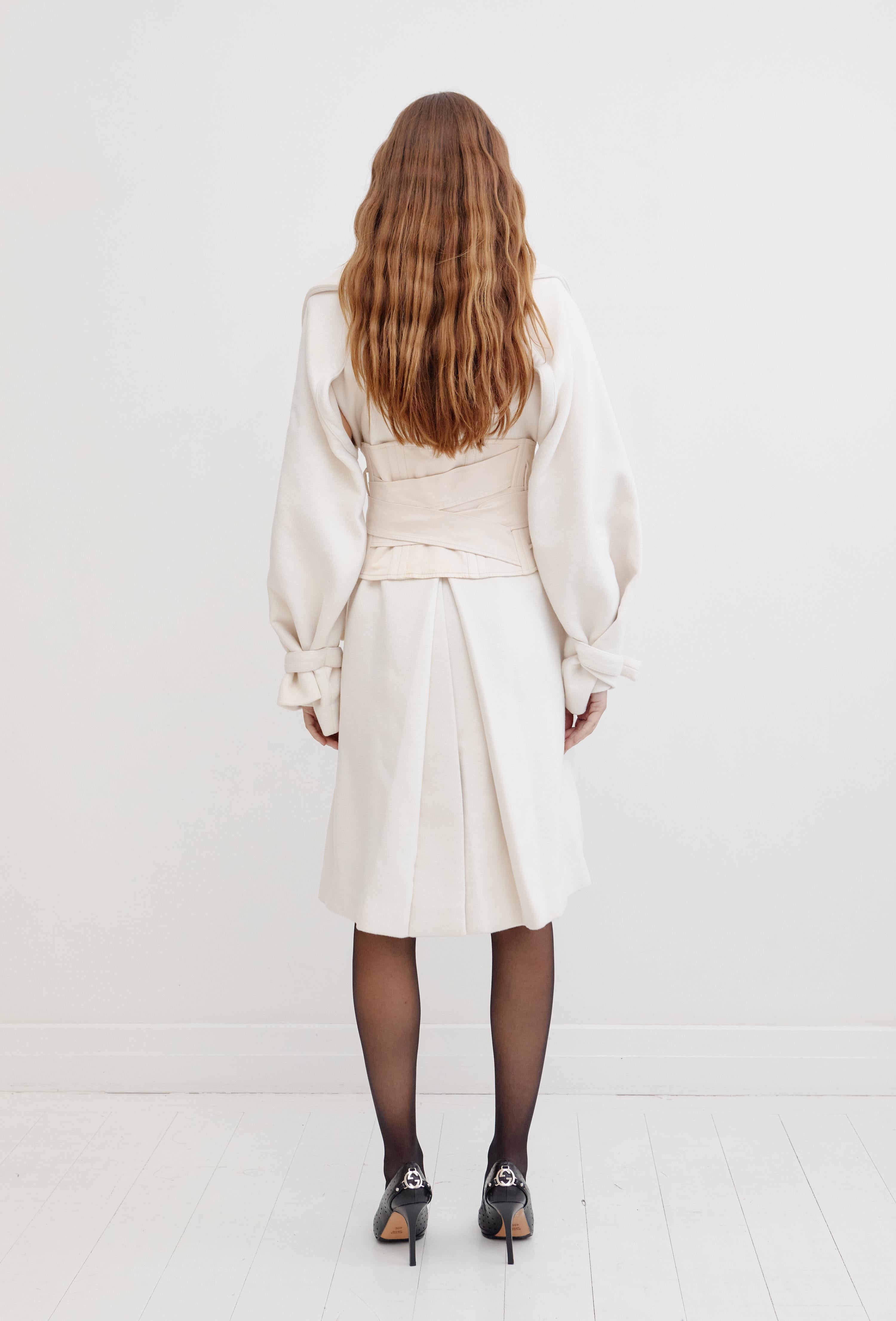 Donna Gucci A/I 2003: passerella e campagna Cappotto in lana e angora con cintura a corsetto Tom Ford in vendita