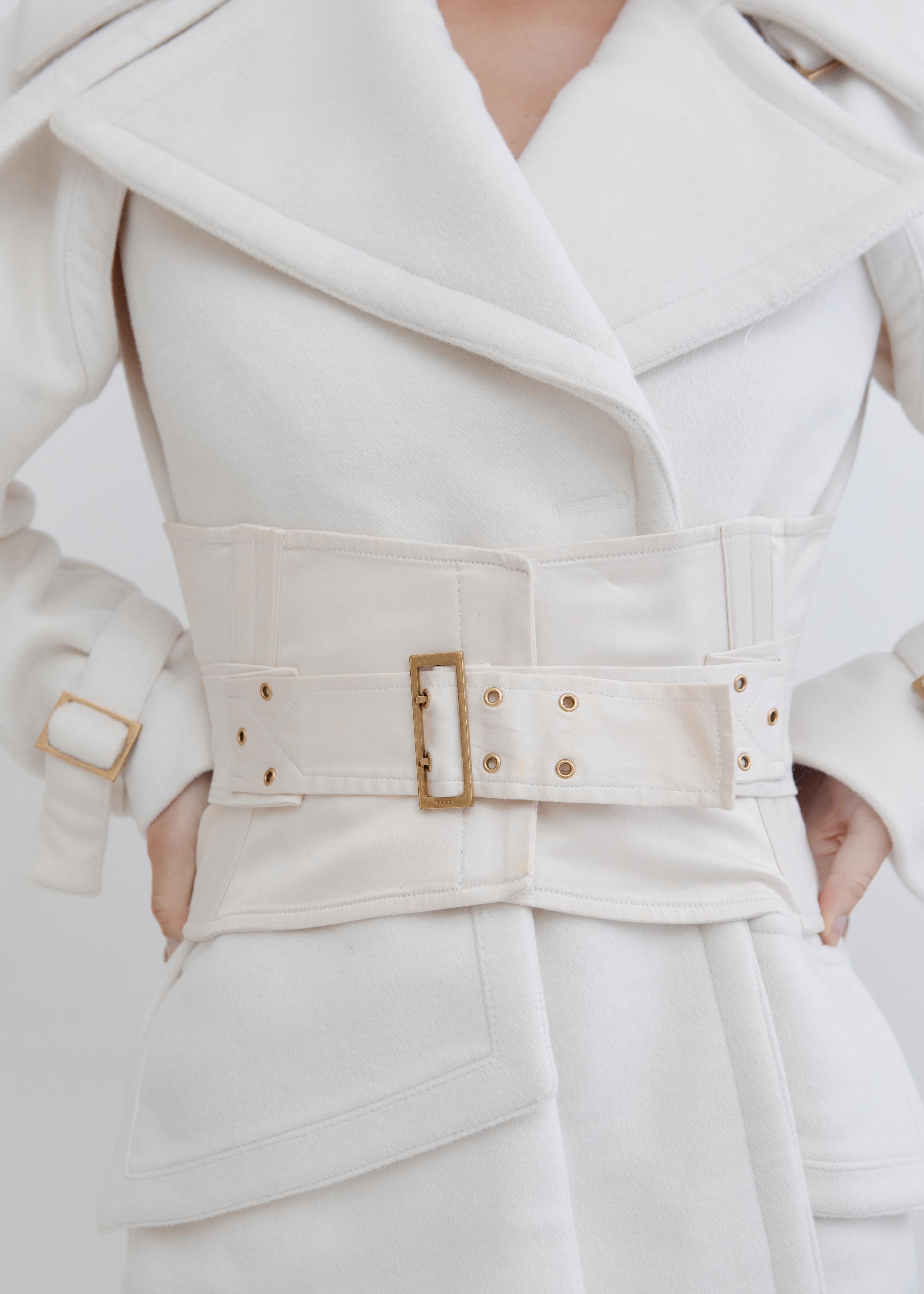Gucci A/I 2003: passerella e campagna Cappotto in lana e angora con cintura a corsetto Tom Ford in vendita 1