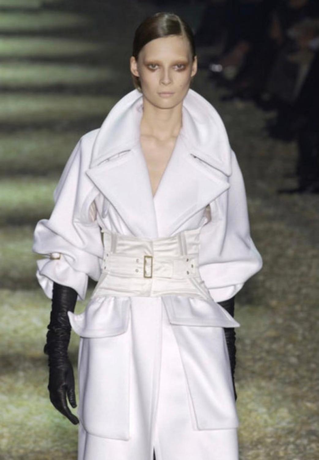 Gucci A/I 2003: passerella e campagna Cappotto in lana e angora con cintura a corsetto Tom Ford in vendita 2
