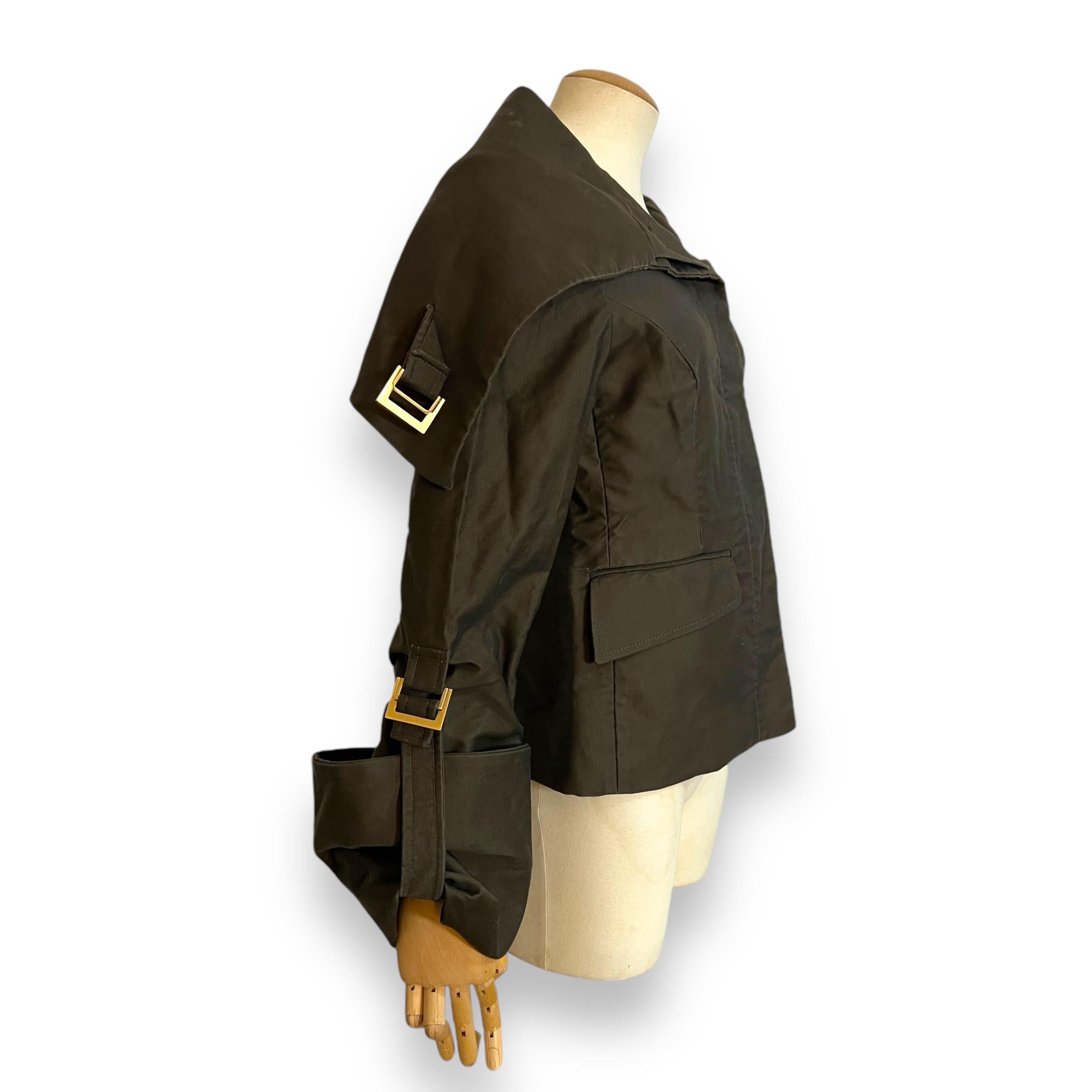 Giacca con colletto Gucci A/I 2003 di Tom Ford, Look 11

Descrizione del pezzo: Questa giacca Gucci della collezione A/I 2003 di Tom Ford esemplifica la sua visione audace e moderna. Il capo è caratterizzato da un frontale strutturato con zip, due