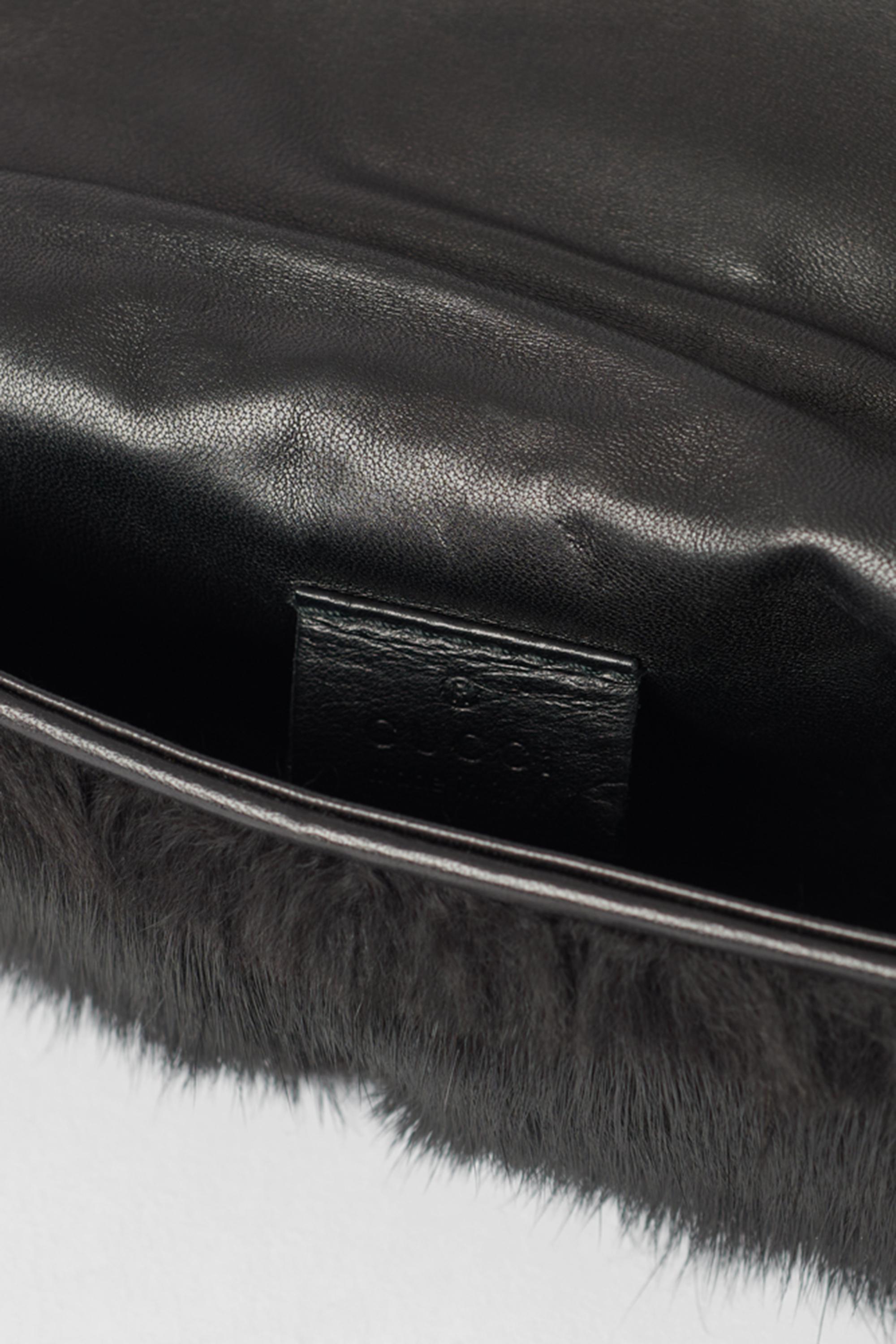 Gucci  F/W 2004 Runway Fourrure de vison Dragon Perle Pochette noire en vente 1