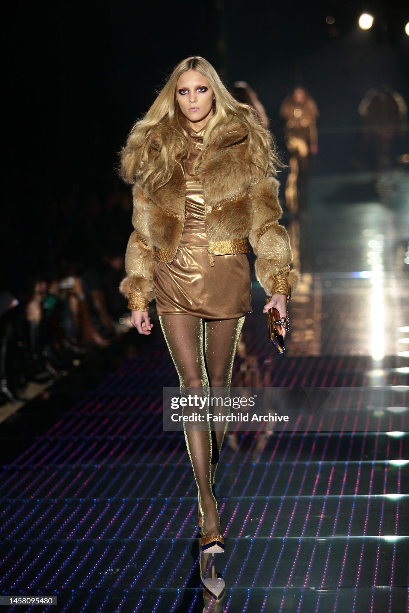 F/W 2006 Gucci Runway Gold Metallic Mini Dress For Sale 12