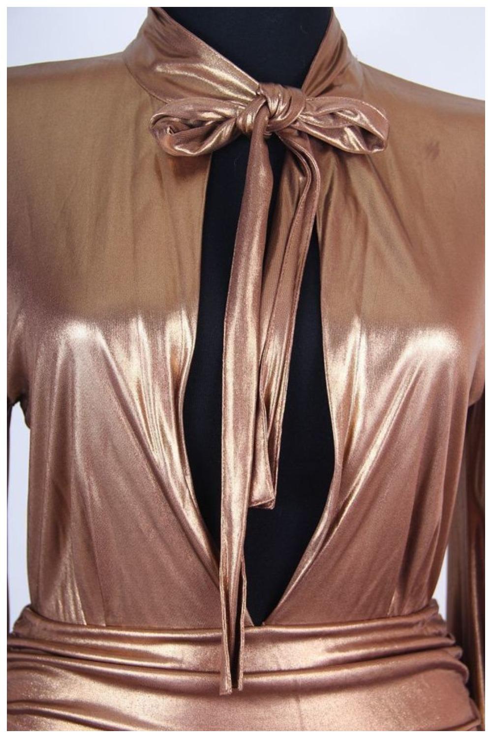 F/W 2006 Gucci Runway Plunging Neckline Gold Metallic Mini Dress For Sale 3
