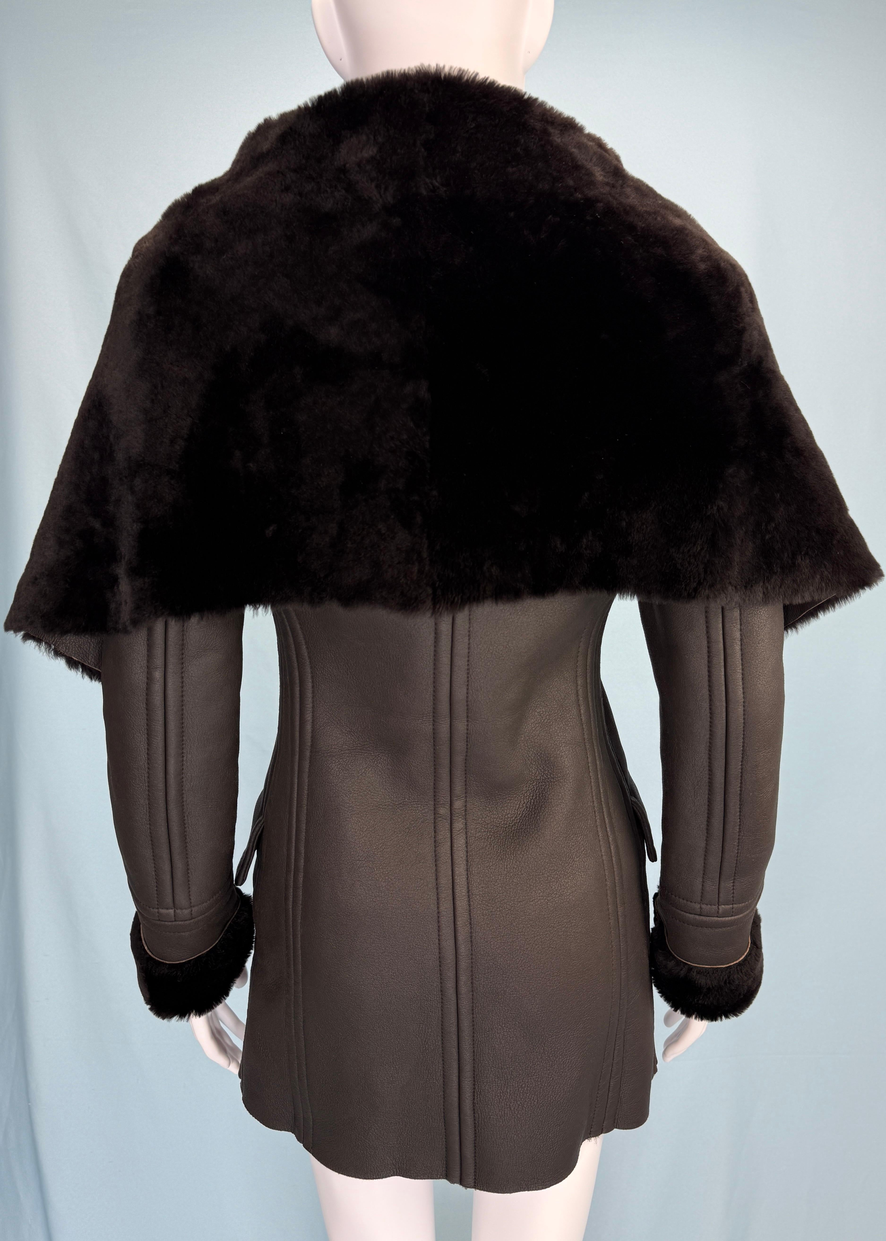Gucci vintage 
Por Tom Ford
Otoño 2003

Chaqueta de cuero negro y piel de oveja
Forrado de piel
Cuello ancho de piel, puede dejarse suelto o abrocharse con una hebilla
Cremallera de doble sentido 
Piel muy suave 

Talla IT 40 / UK 8 / US 4
Medidas -