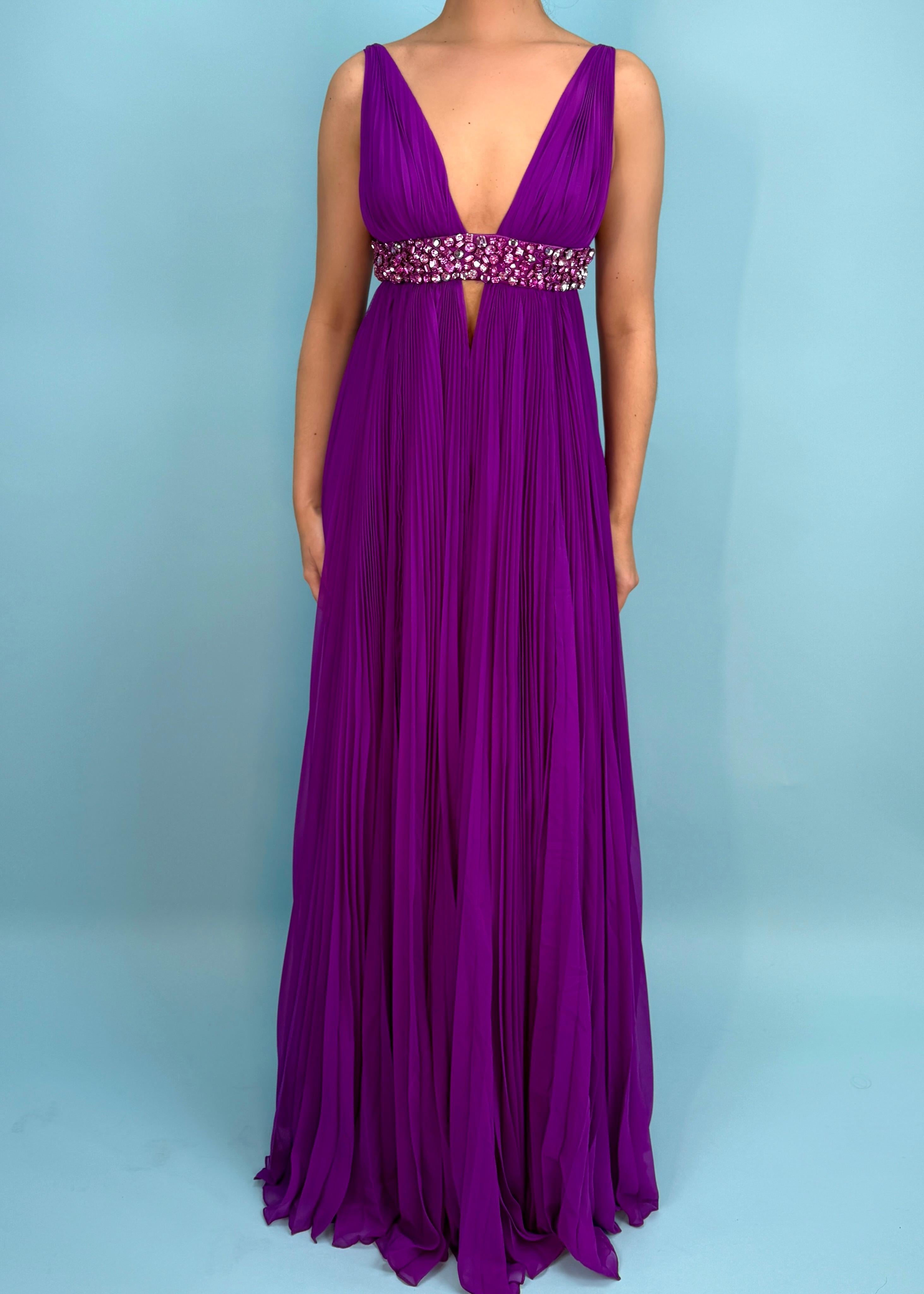 Vintage Gucci
Fall 2006 - seen on Beyonce

Purple pleated full length dress
Crystal embellished under bust band
Plunge neckline
Open sides
Open back

Size IT 38 / UK 6 / US 2

Measurements -

Under-bust band 27”

Length 57”

Approx 2-3 crystals