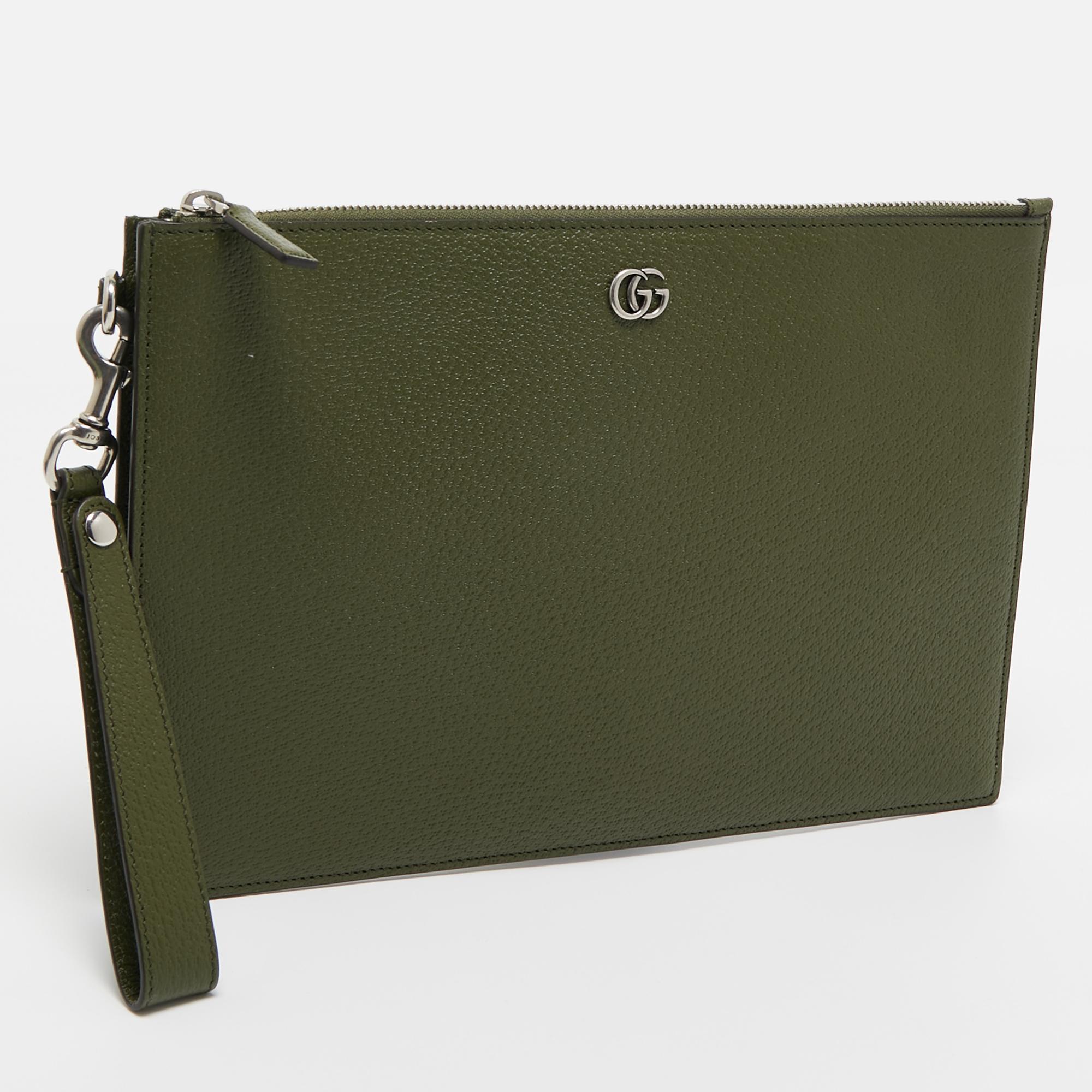 Easy to hold and perfect for housing your phone, keys, and cardholder, this Gucci pouch is a must-have. It is made of green leather and elevated with the GG logo on the front.

