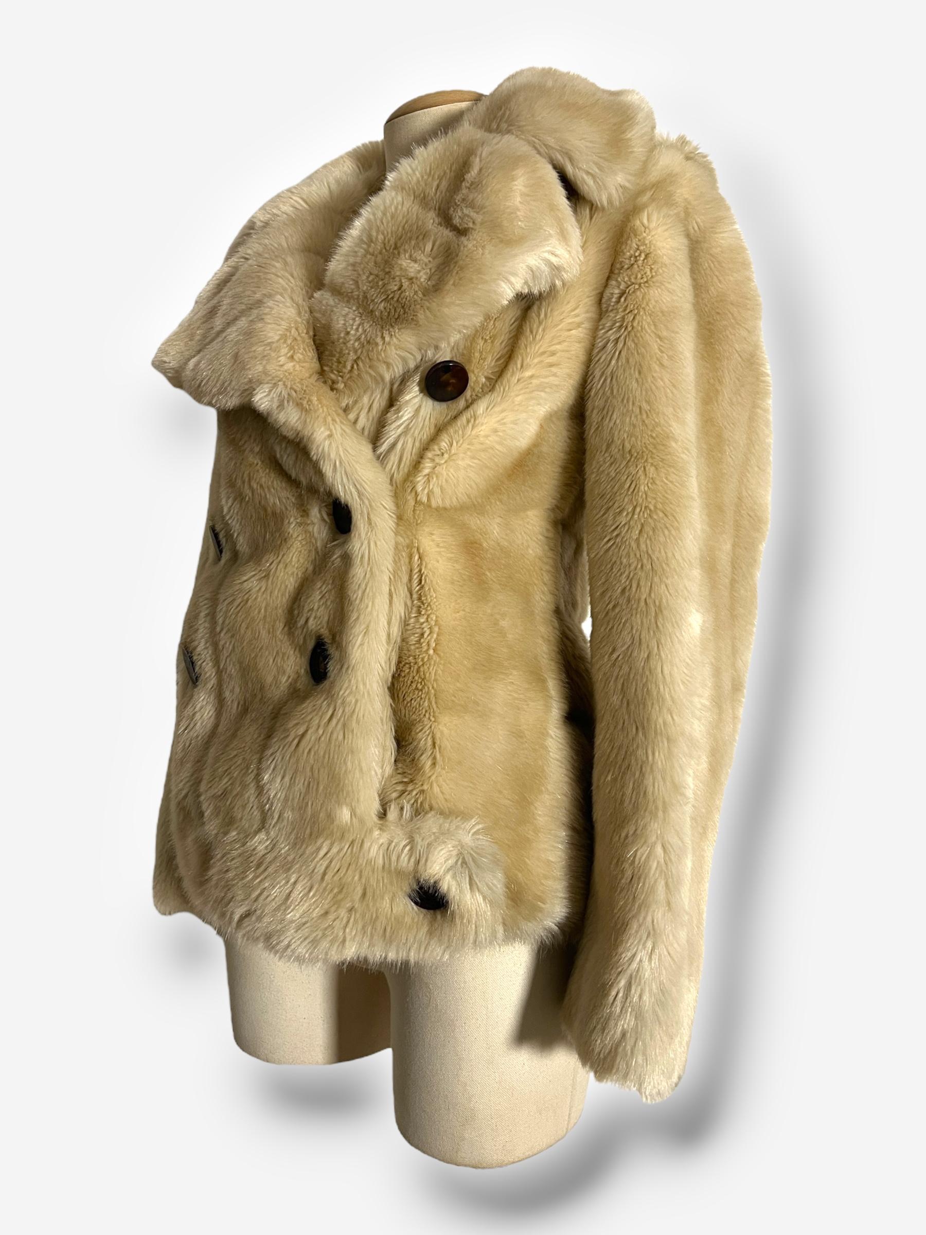 Marron Manteau à double boutonnage en fausse fourrure de Gucci, défilé automne/hiver 1996 en vente