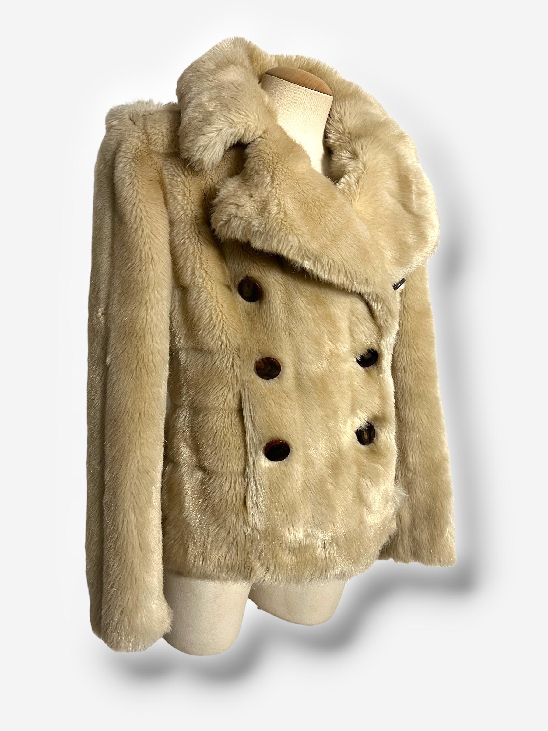 Manteau à double boutonnage en fausse fourrure de Gucci, défilé automne/hiver 1996 Pour femmes en vente