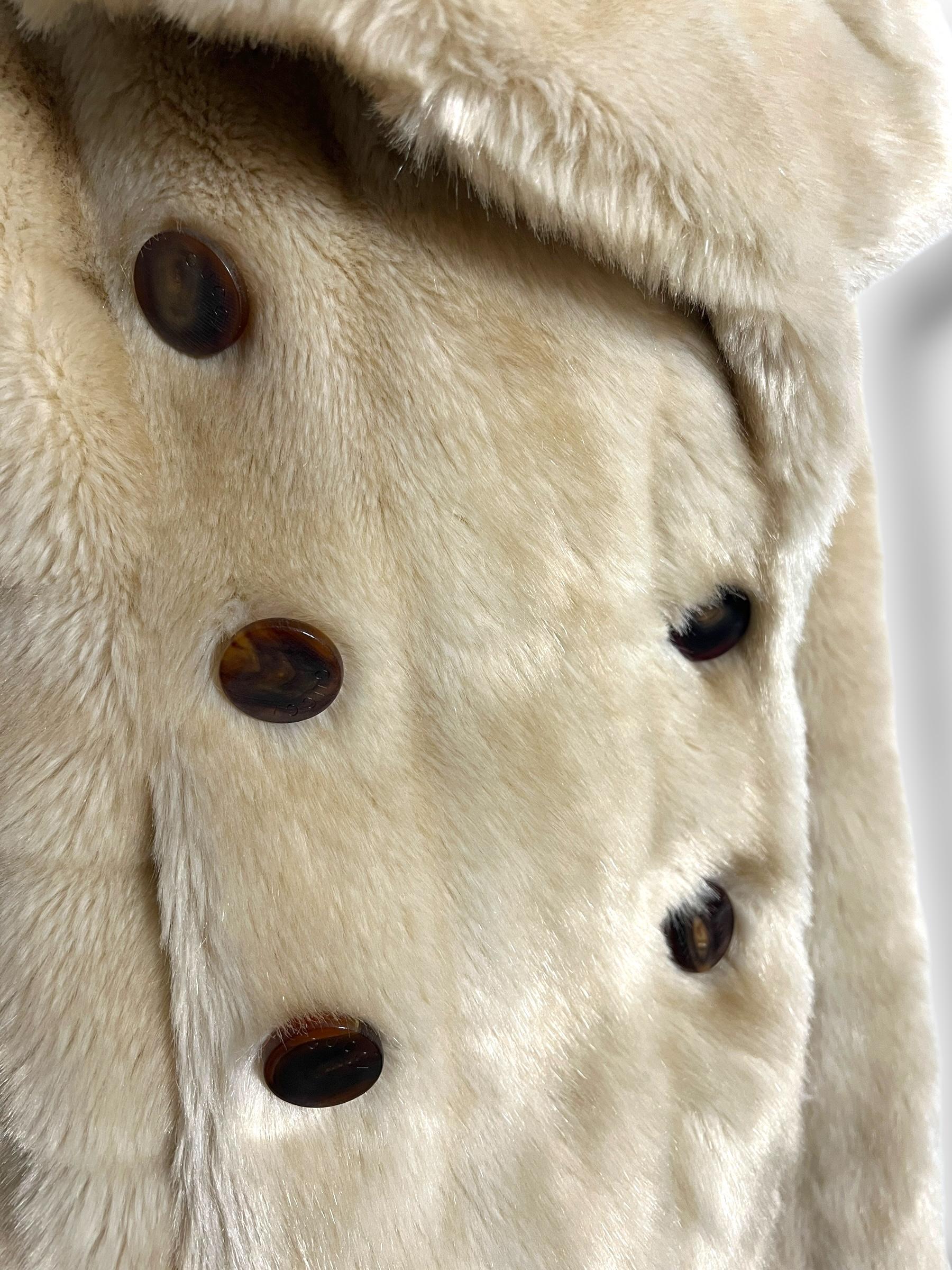 Manteau à double boutonnage en fausse fourrure de Gucci, défilé automne/hiver 1996 en vente 1
