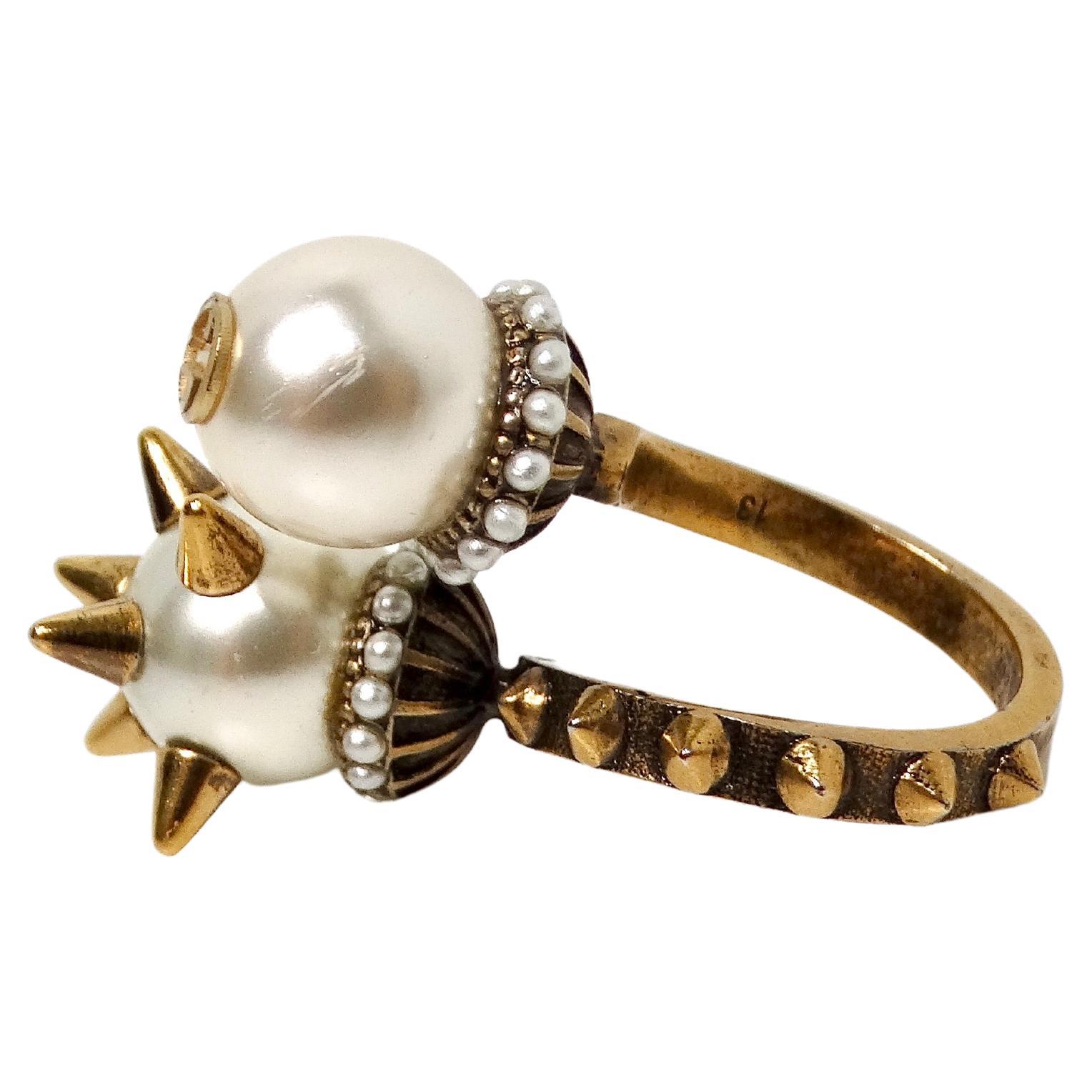 Anillo de cóctel Gucci de perlas de imitación GG y pinchos con doble bola de derivación en Bueno estado para la venta en Scottsdale, AZ