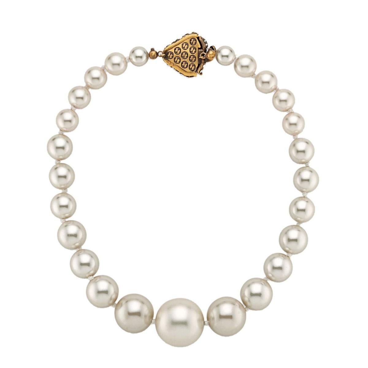 Pearl-effect stones grace the strand of this necklace with the iconic GG logo scattered throughout. Crystal-embellished clasp fastening that comes in the quirky shape of a strawberry- inspired by archival cartoon prints from the ‘70s.
Metal,