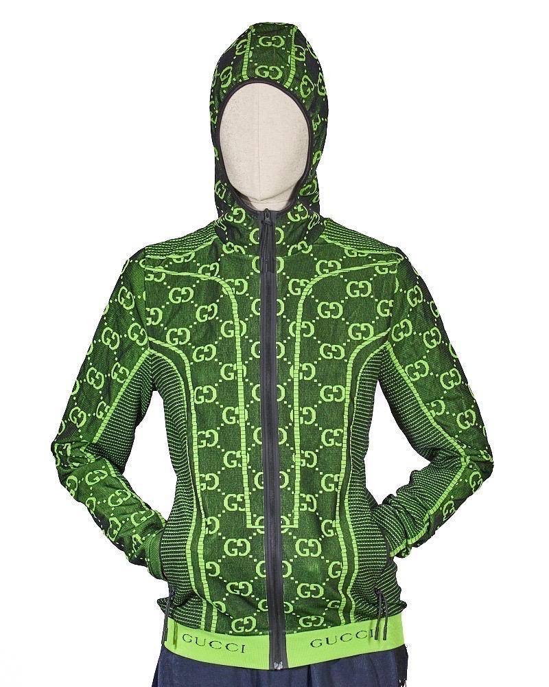 elpa firmata Gucci, realizzata in poliammide con lavorazione tubolare GG e dettagli hardware neri. Arricchita da due comode tasche laterali con chiusura a zip. Taglia M IT. L'articolo si presenta in condizioni pari al nuovo, ancora con