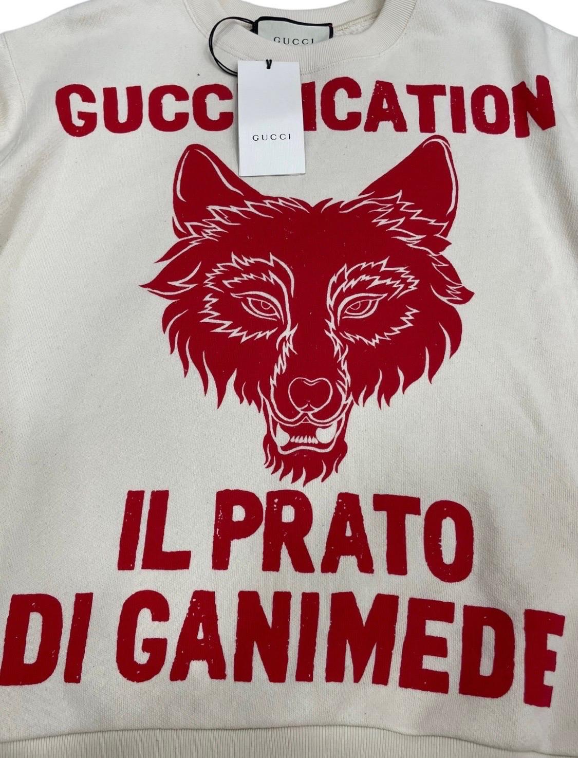Felpa firmata Gucci, modello Il prato di Ganimede, realizzata in cotone garzato bianco e rosso. Taglia S. L’articolo si presenta in ottime condizioni, ancora