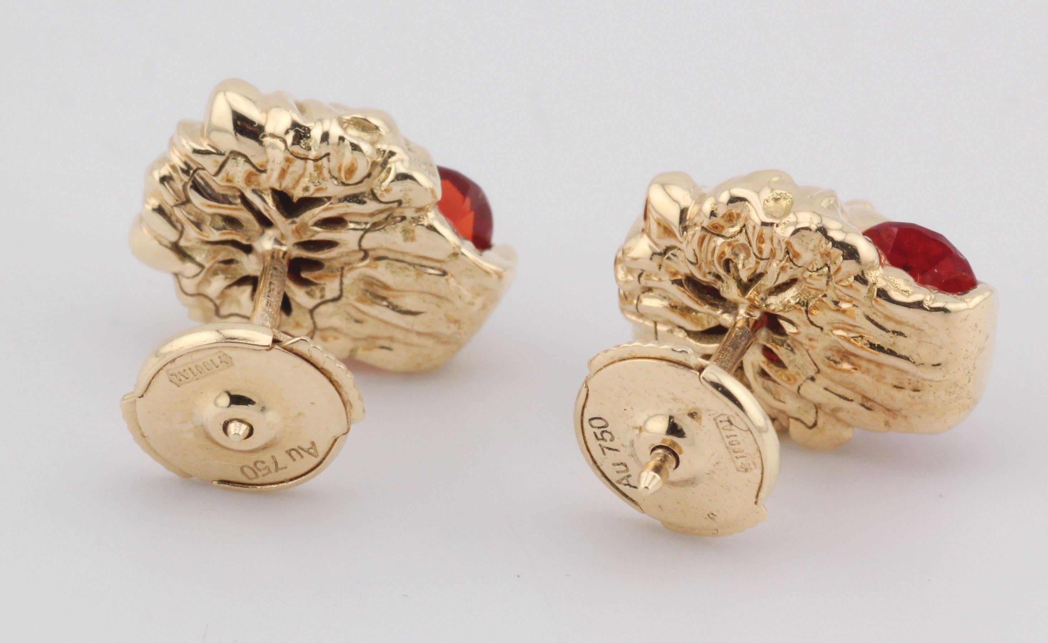 Orecchini a testa di leone in oro 18k con diamante e opale di fuoco di Gucci in vendita 2