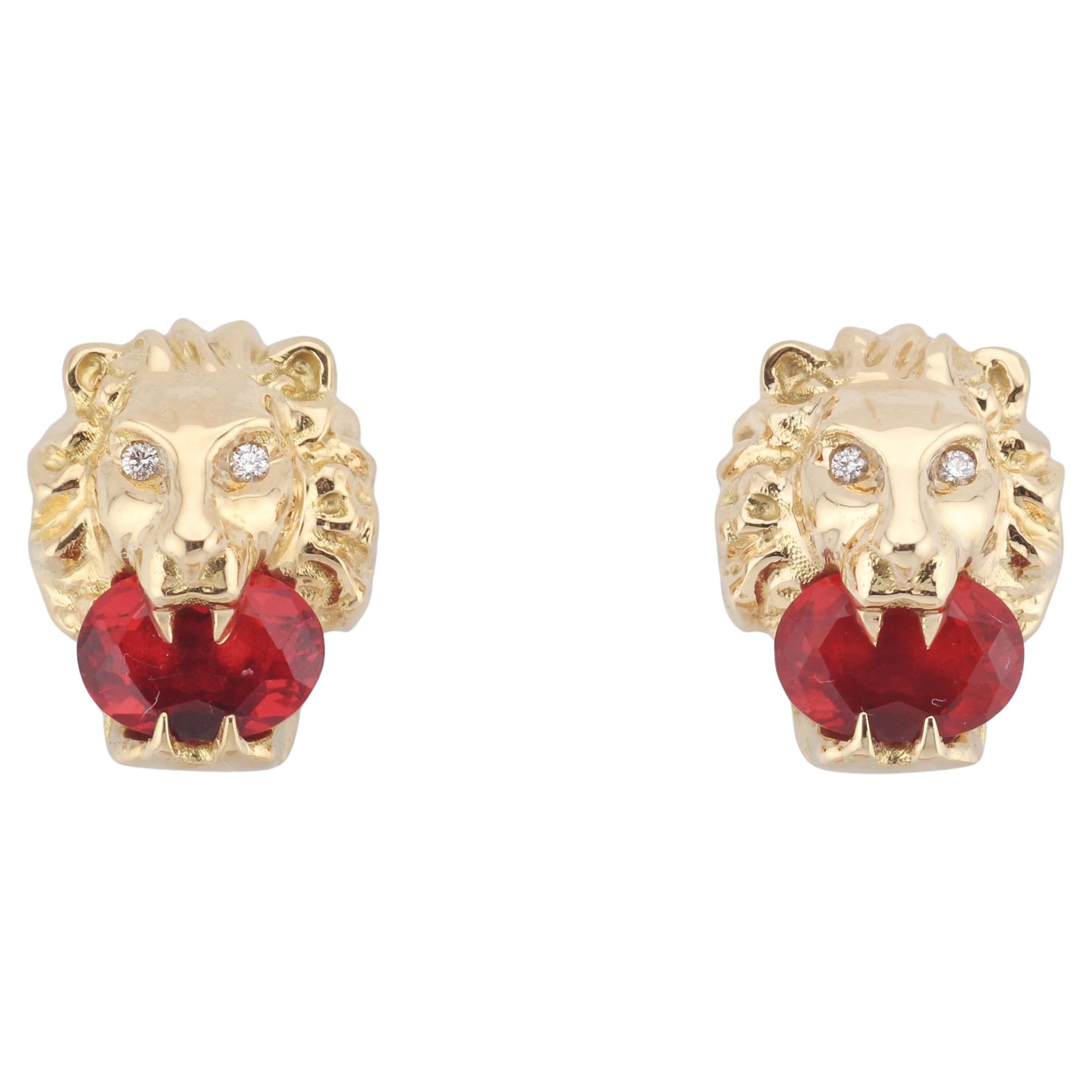 Orecchini a testa di leone in oro 18k con diamante e opale di fuoco di Gucci