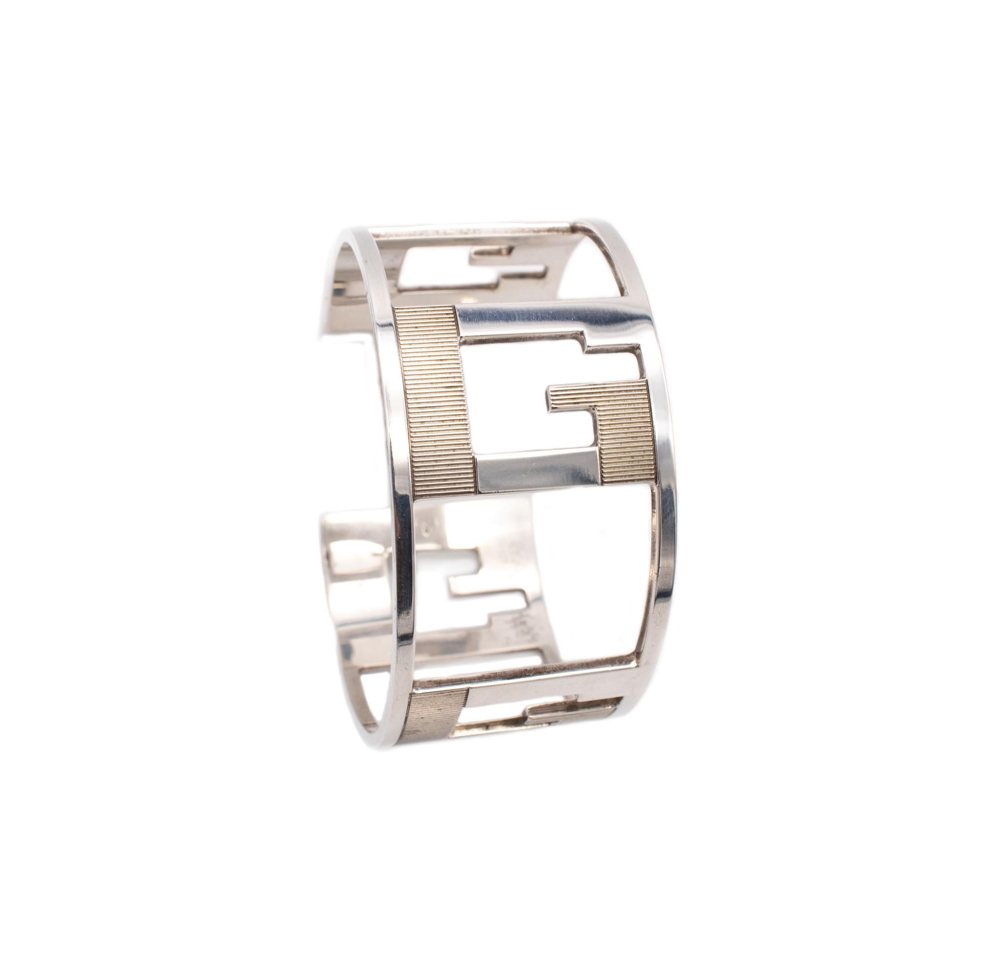Geometric cuff bracelet designed by Gucci.

A vintage piece, crafted in Firenze, Italy in solid .925/,999 sterling silver and the surfaces are finished with high polish. IS embellished with the four iconic textured G's. patterns.

Has a total weight