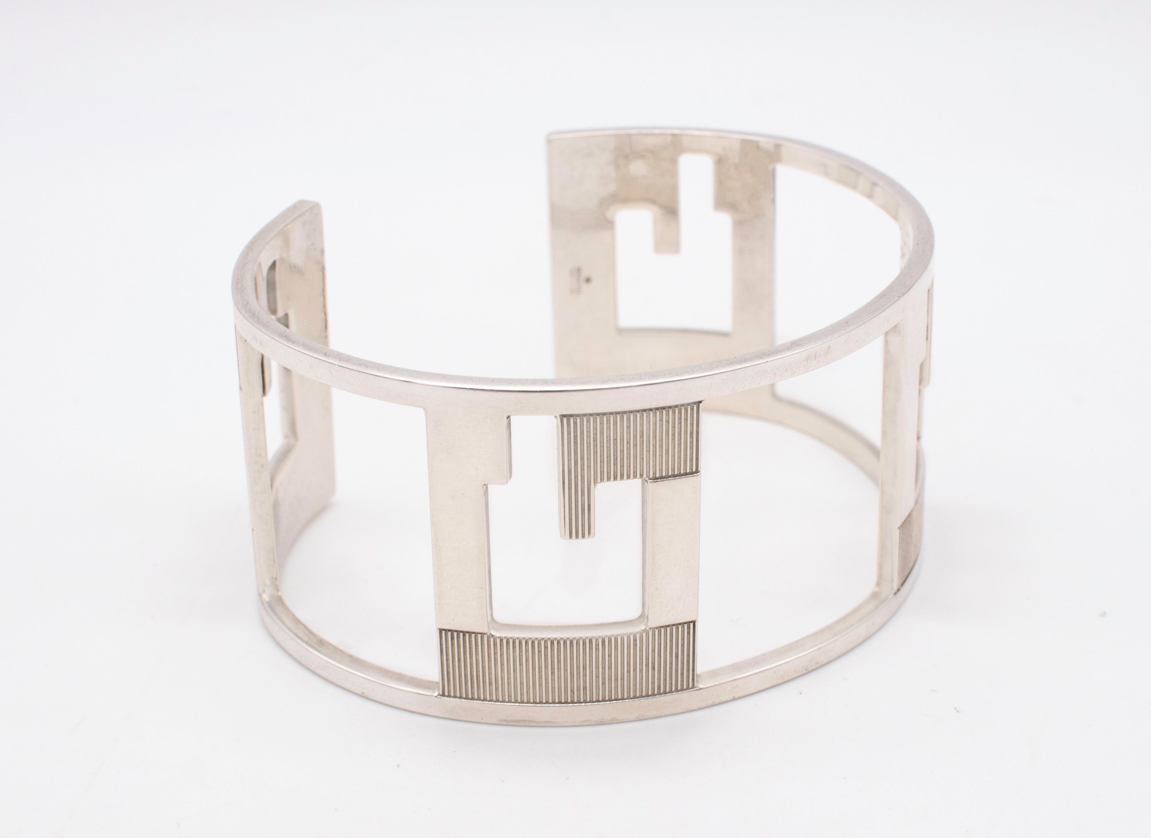 Gucci Firenze Geometric G Logo Cuff Bracelet in Solid .925 Sterling Silver In Excellent Condition For Sale In Miami, FL