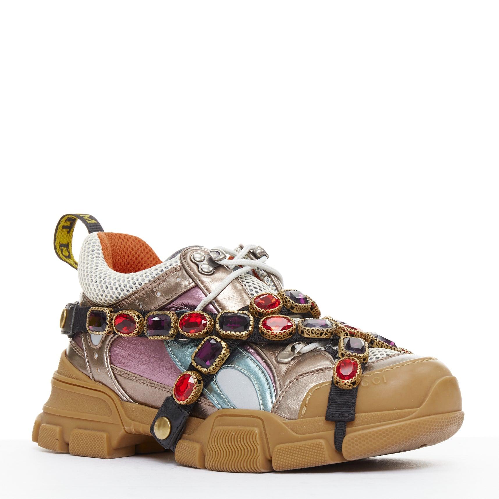 GUCCI Flashtrek rosa azul cuero metálico cristal arnés papá zapatillas EU37
Referencia: TGAS/F00118
Marca: Gucci
Diseñador: Alessandro Michele
Model No: Flashtrek
Material: Piel, Malla
Color: Multicolor
Patrón: Sólido
Cierre: Cordón
Forro: Piel