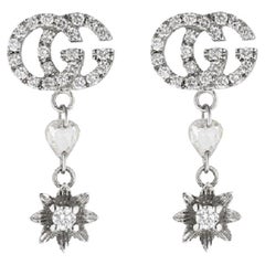Gucci, boucles d'oreilles Flora en or blanc 18 carats et diamants YBD581830001