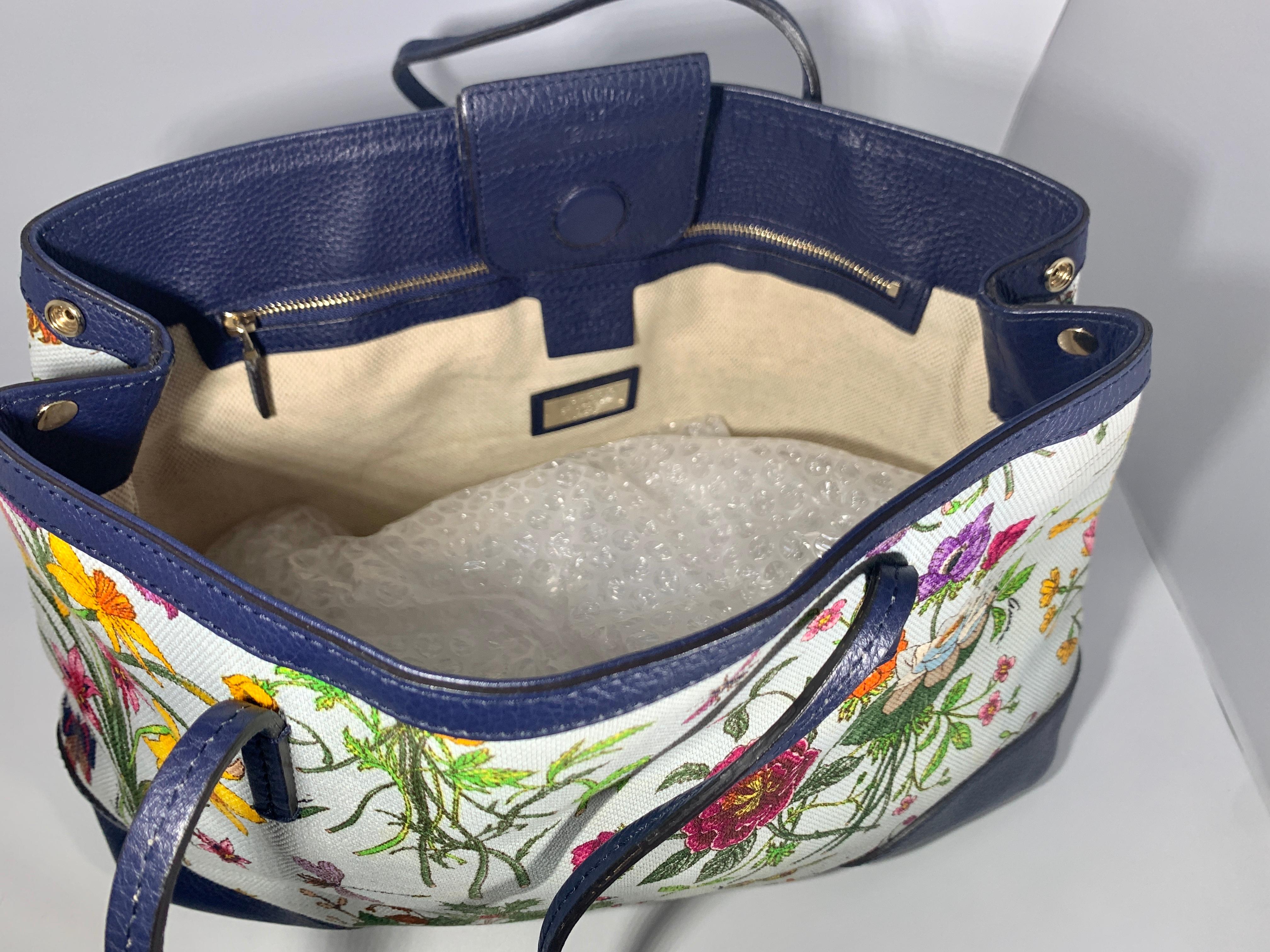  Gucci Flora Canvas Leather Trim Navy Blue With Flowers  Tote Handbag 1705189 In Excellent Condition In New York, NY