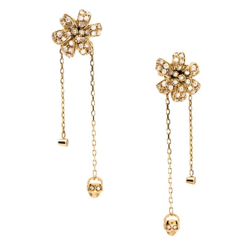 This incredible pair of earrings from Gucci has been created by the Maison's skilled craftsmen with such precision that every detail speaks perfection. They are designed with 18k yellow gold and flaunt flower studs embellished with Mother of Pearl