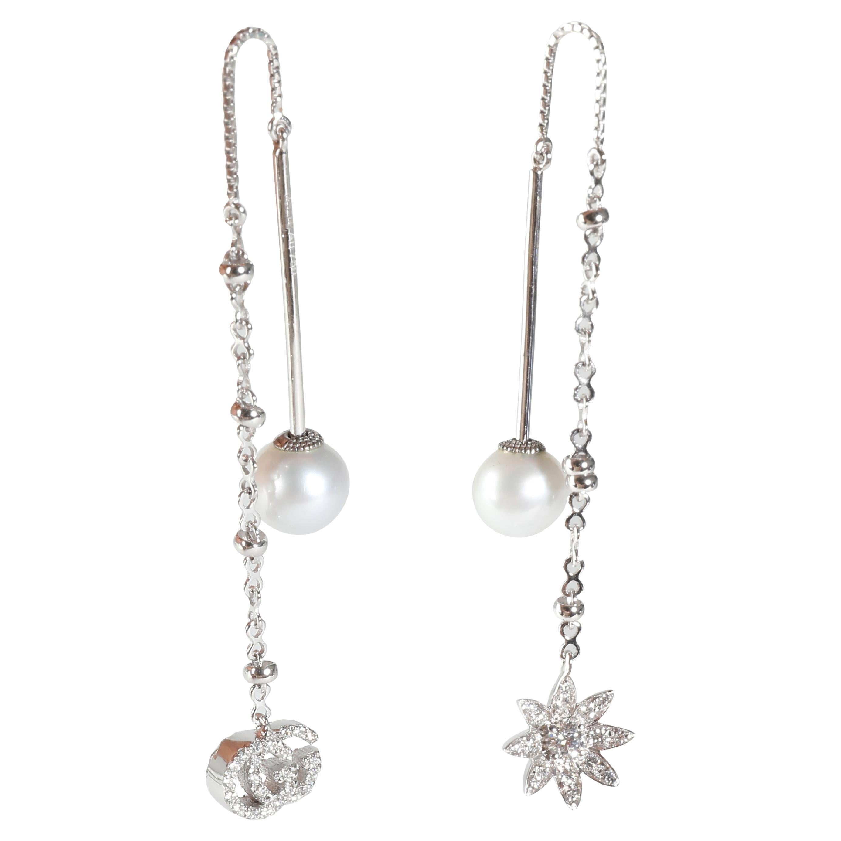 Boucles d
oreilles Gucci Flora en or blanc 18 carats, diamants et perles 0,24 CTW en vente