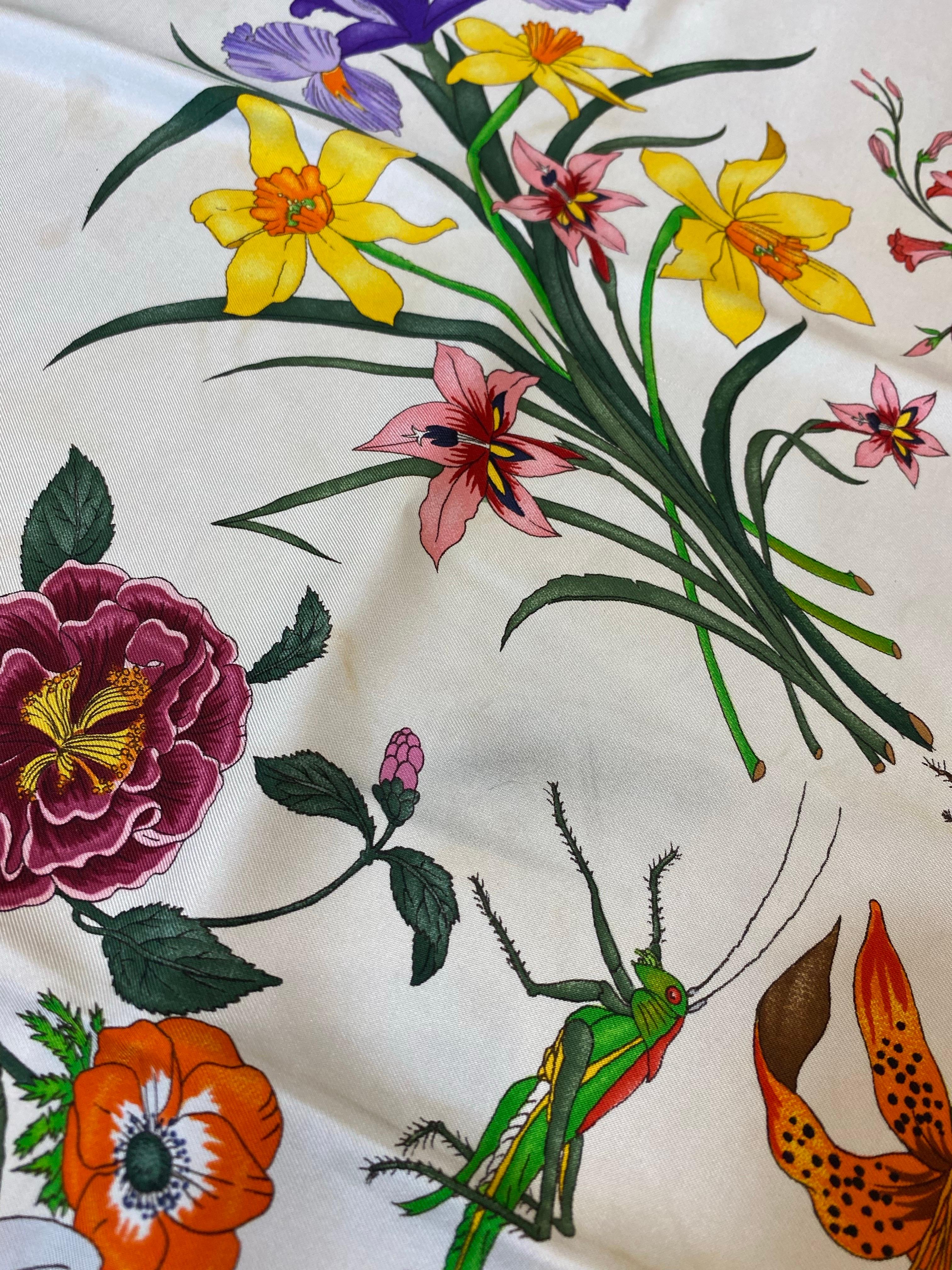 Gucci Flora foulard.
100% silk.
Measures approximately 86 cm X 86 cm.
It has several marks and stains as shown in the photos.