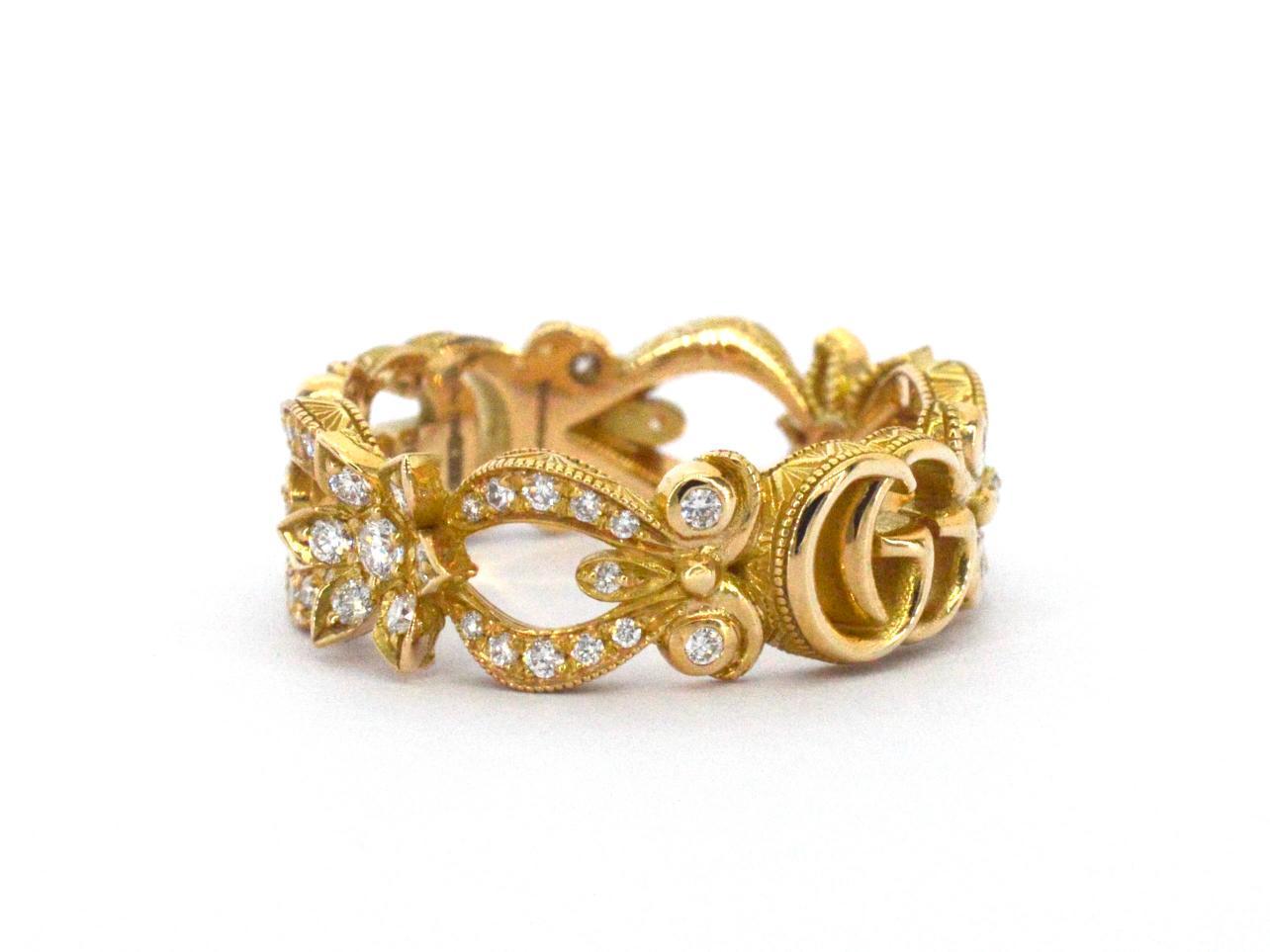 
Der luxuriöse GUCCI Flora Ring ist eine bezaubernde Mischung aus Eleganz und Raffinesse. Dieser exquisite Ring besticht durch 66 Diamanten im Brillantschliff von insgesamt 0,35 Karat, von denen jeder eine brillante F-Farbe und VS-Reinheit aufweist.