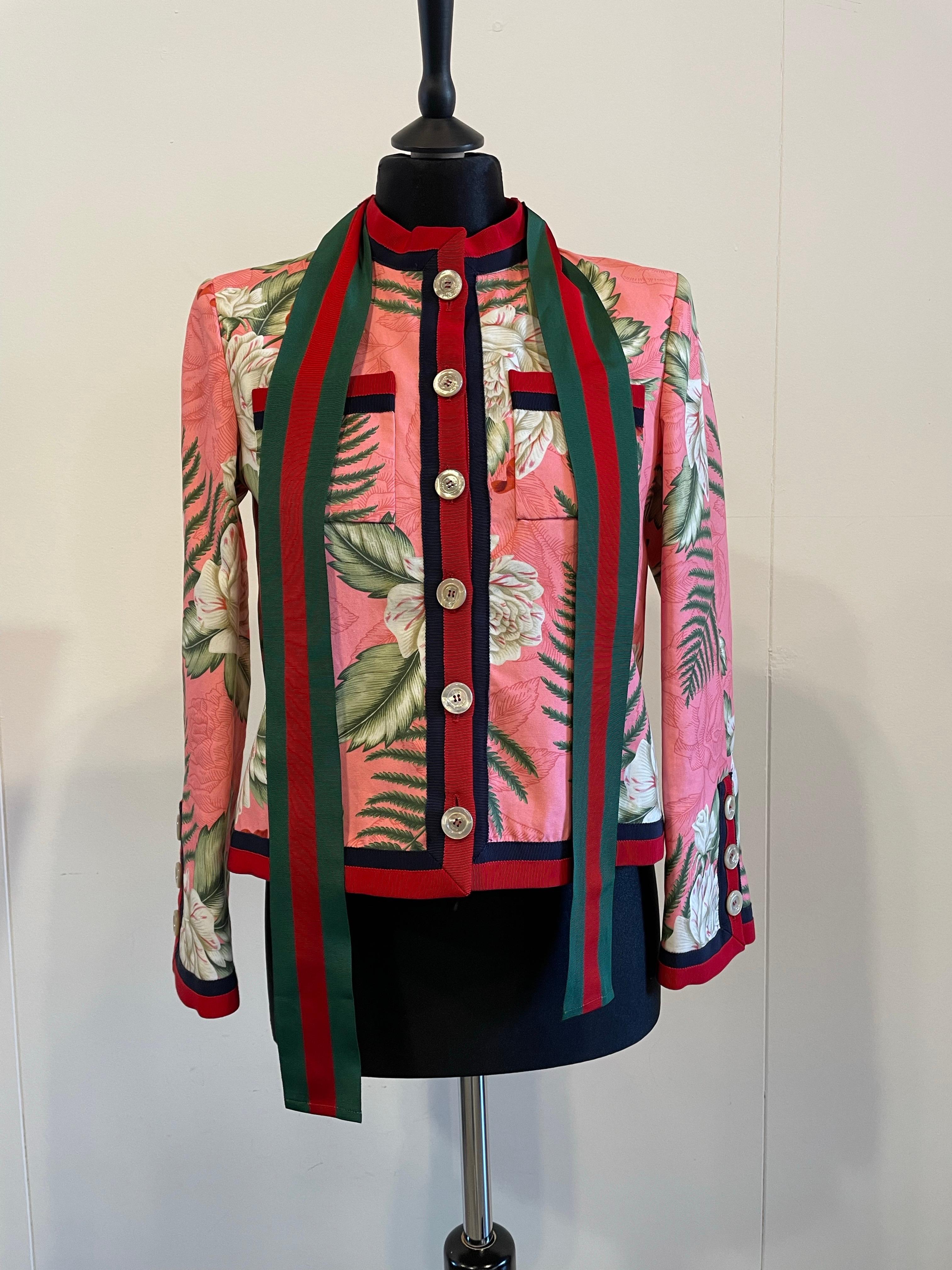 Gucci flora jacket ss collection 2016 von Alessandro Michele.
Größe 40, kein Etikett mit der Zusammensetzung, dürfte aber aus Baumwolle mit Seidenfutter bestehen.
Das Nackenband kann dank der Gürtelschlaufen abgenommen oder durch einen anderen Schal