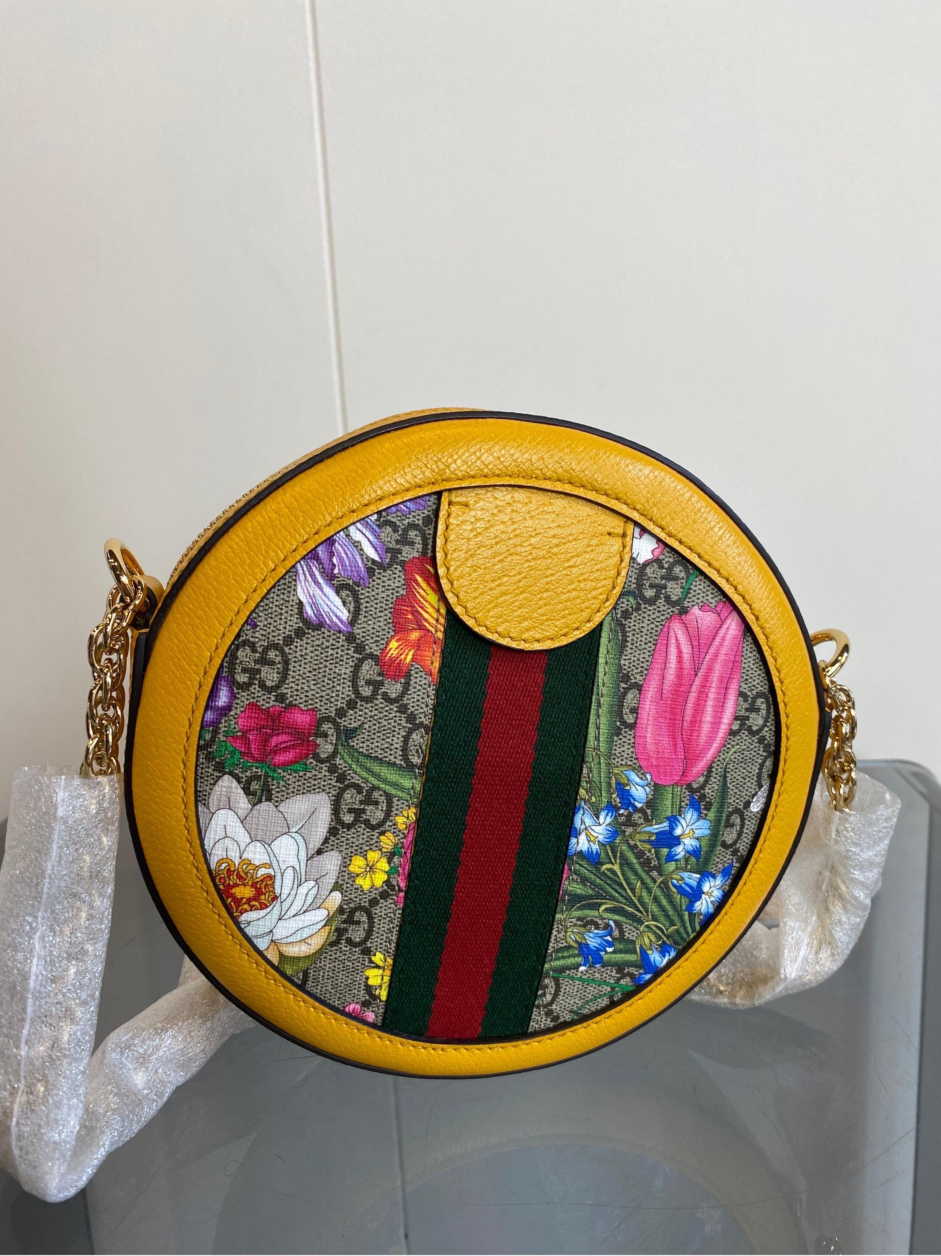 Ophidia Gucci Flora round yellow bag
In leather and canvas. 
Zipper closure. Golden hardware.
Carried over the shoulder or over the shoulder.
Beige suede interior. Without pockets.
19x19 cm
Handle height 70 cm
Depth 5 cm
Still with protections, like