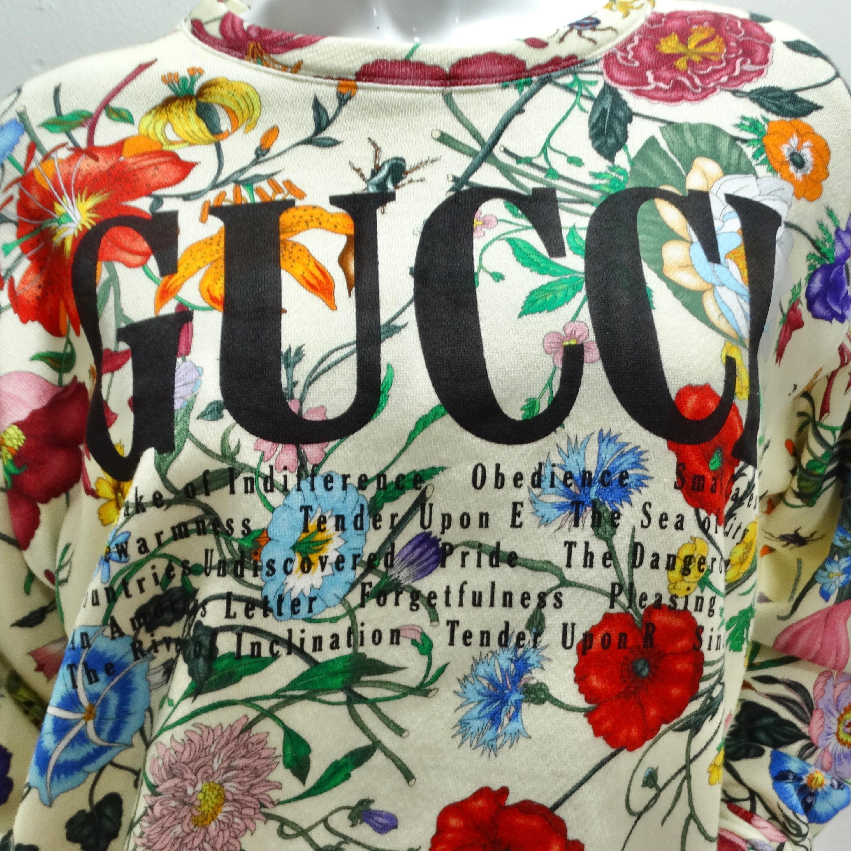 Voici le sweat-shirt Gucci Flora Oversized Heavy Felt Logo, une pièce exquise et vibrante qui allie le confort au style distinctif de Gucci. Ce sweat-shirt n'est pas seulement un vêtement de détente, c'est une toile d'art et de luxe qui se porte à