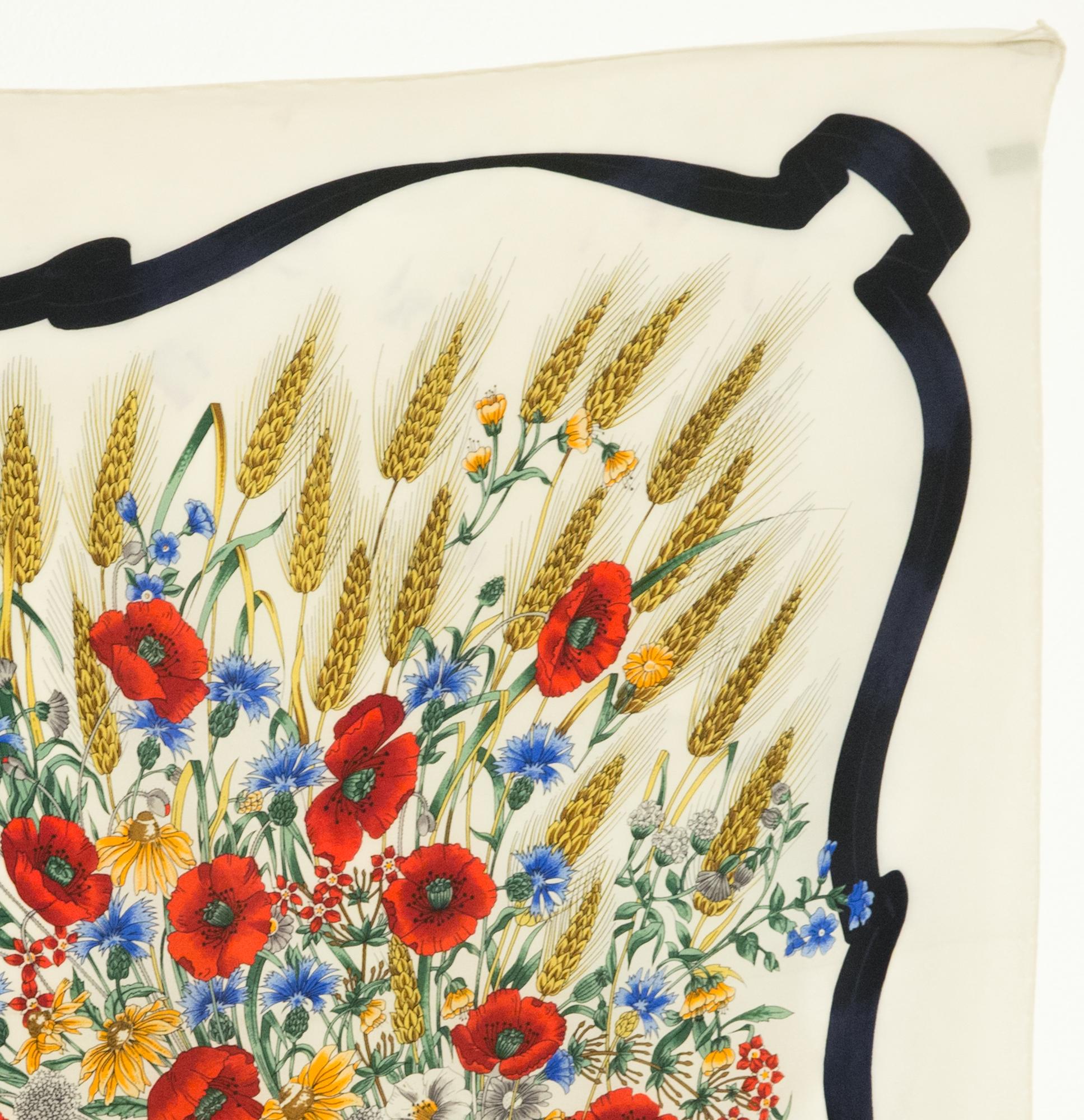 Gucci Flora Bedruckter Seidenschal (Beige) im Angebot