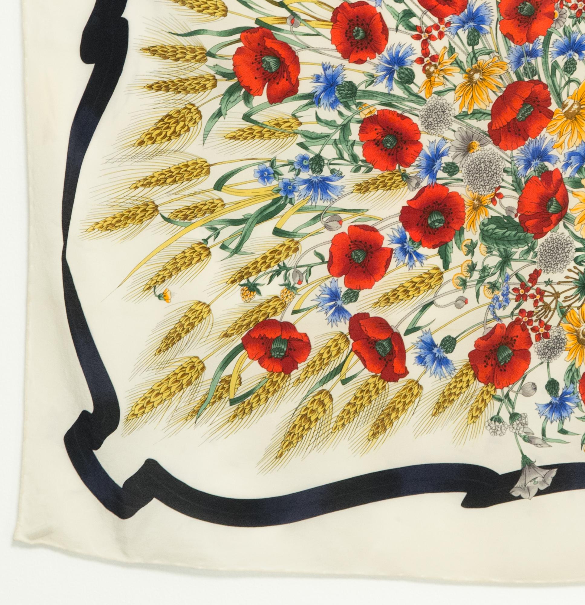 Gucci Flora Bedruckter Seidenschal im Zustand „Gut“ im Angebot in Paris, FR