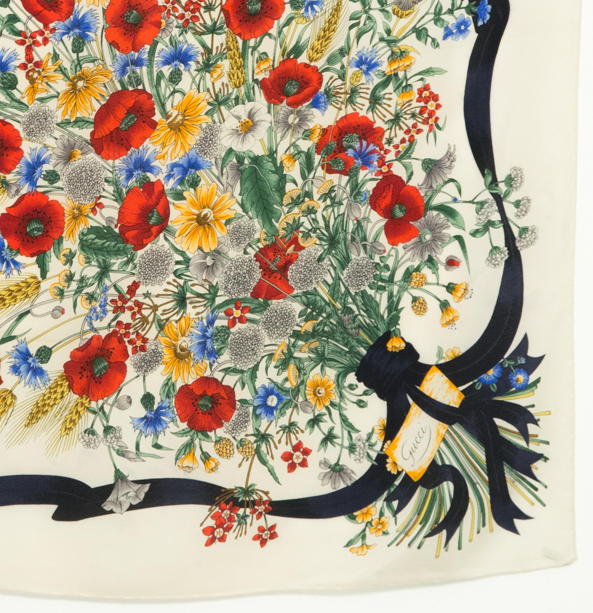 Gucci Flora Bedruckter Seidenschal für Damen oder Herren im Angebot