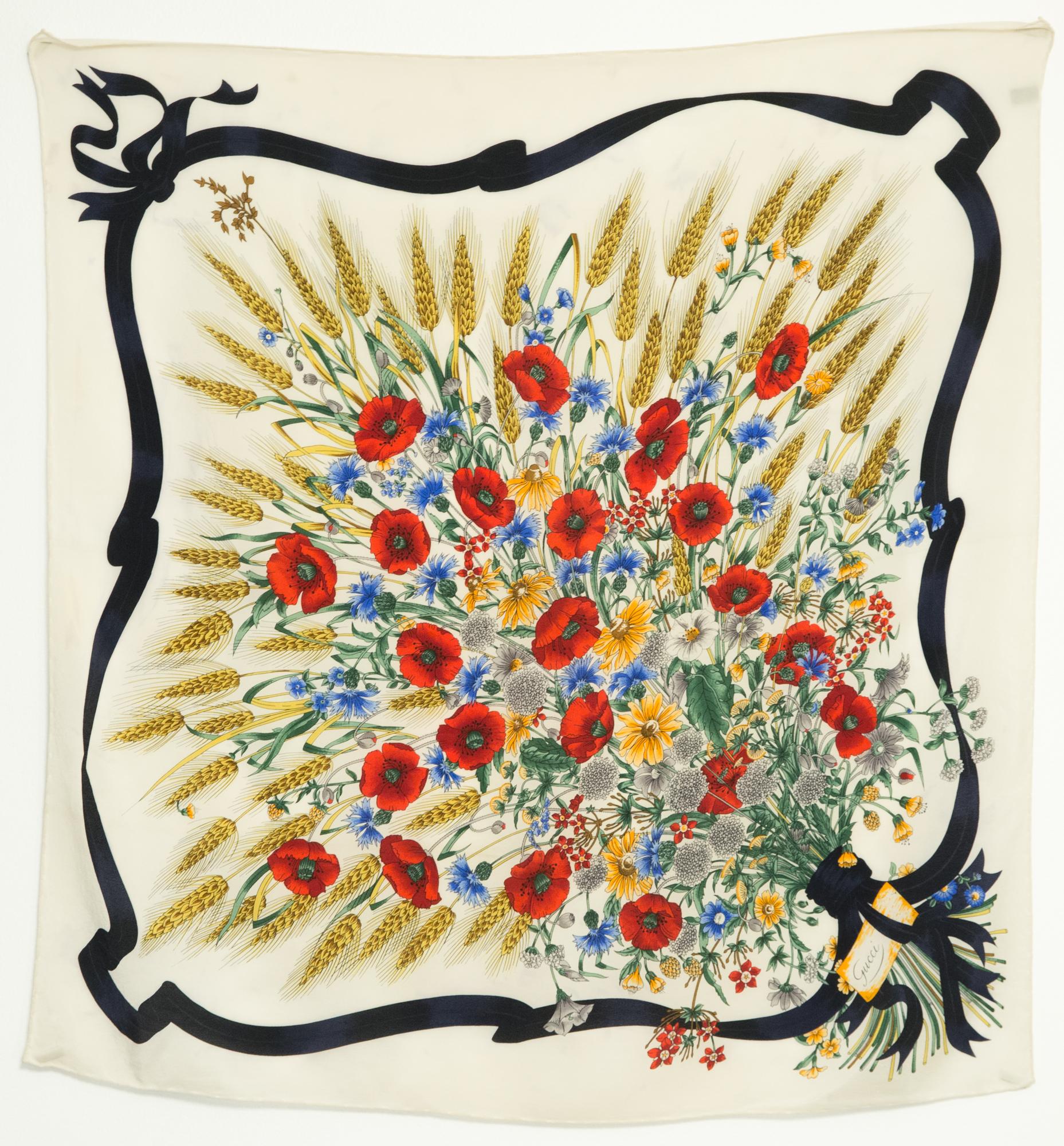 Gucci Flora Bedruckter Seidenschal im Angebot 2
