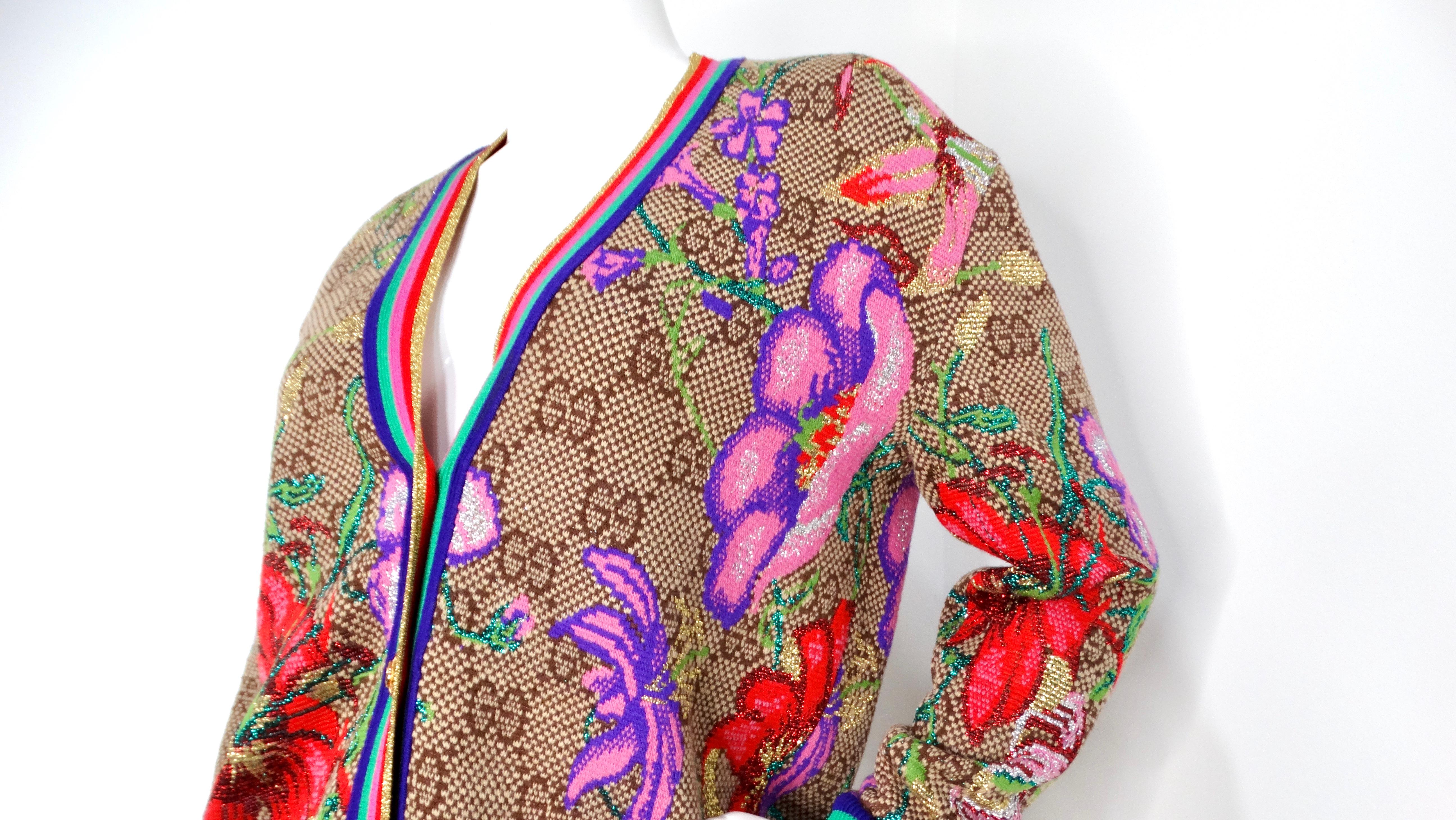 Le cardigan en laine Jacquard Gucci Flora Rainbow GG Monogram est une pièce d'exception qui allie sans effort luxe et style. Confectionné en laine de haute qualité, ce cardigan présente une riche teinte brune rehaussée du monogramme GG emblématique