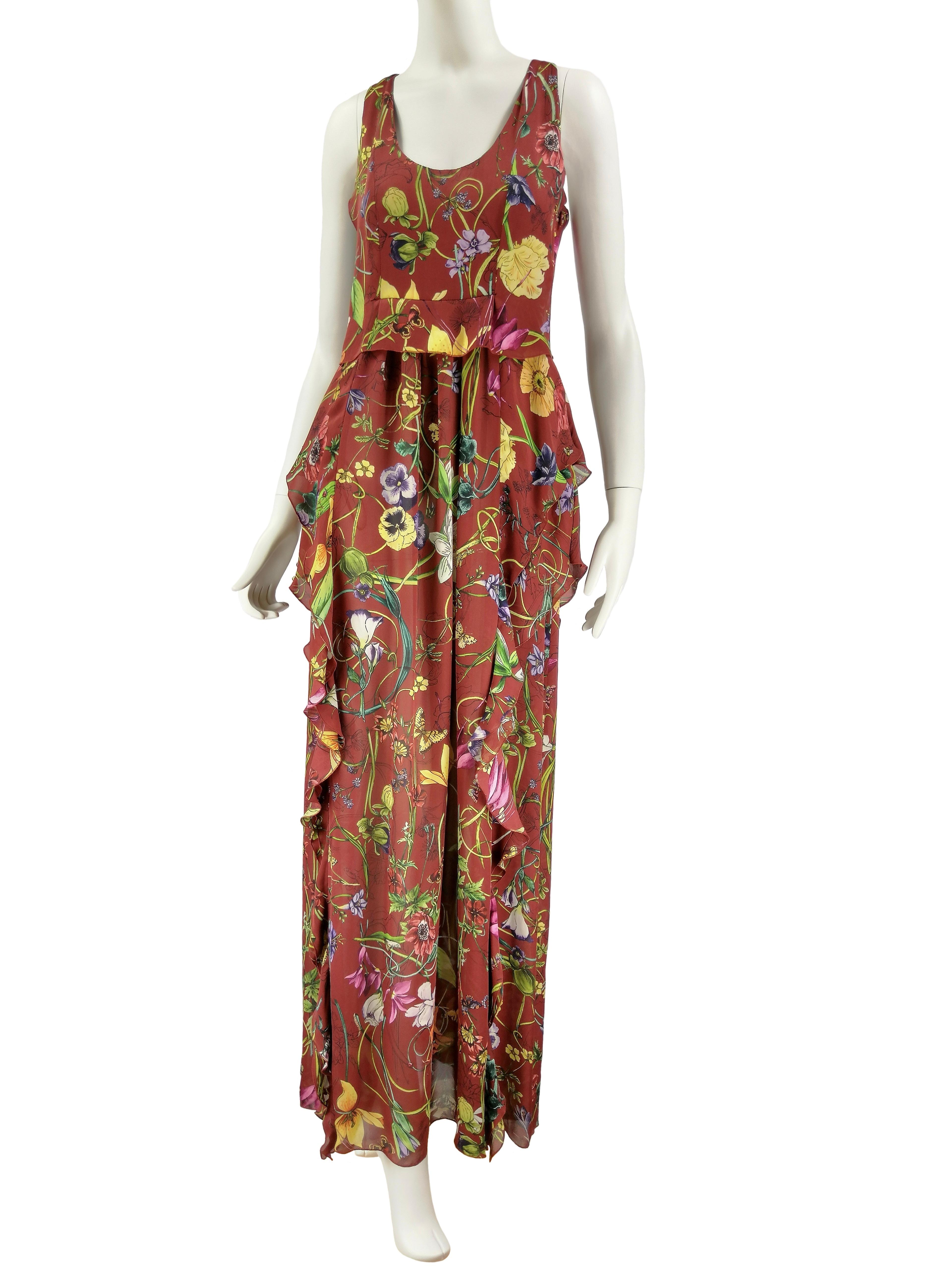 GUCCI Frida Giannini Colección Resort 2013
Vestido largo de seda Flora
Antecedentes del tabaco
Tejido de diseño
100% seda
Sin mangas 
Ruffles y volantes
Cremallera lateral izquierda
Talla IT 42
Fabricado en Italia
Medidas planas:
Longitud cm.