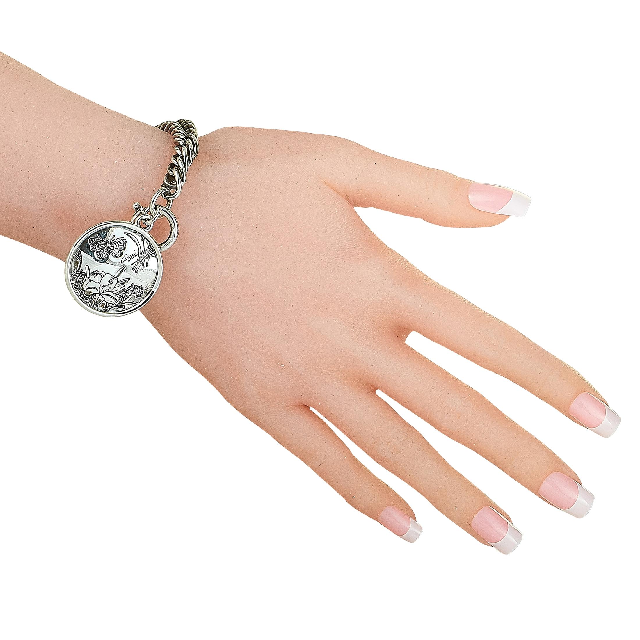 The Gucci “Flora” bracelet is made of silver with aureco black finish and weighs 45 grams, measuring 7” in length.
 
 This jewelry piece is offered in brand new condition and includes the manufacturer’s box and papers.
