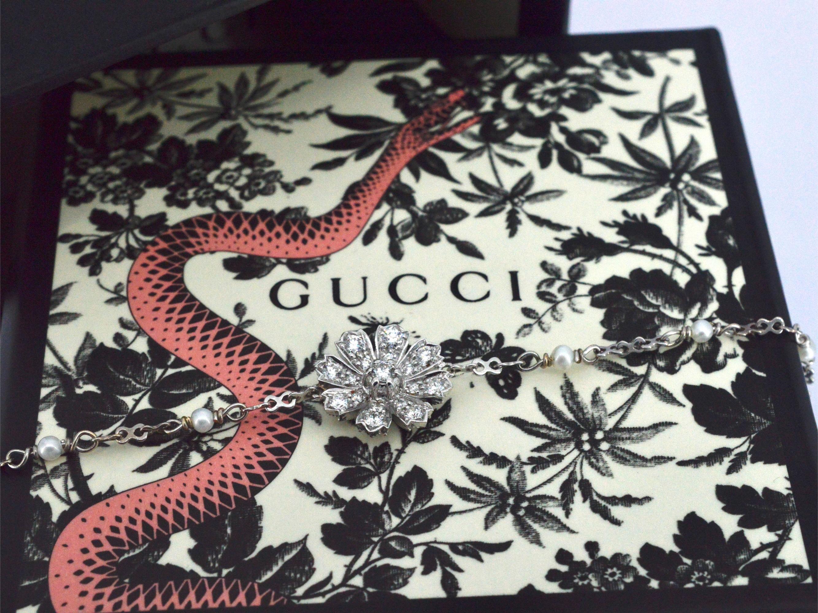 Voici l'exquis bracelet Flora de Gucci, un chef-d'œuvre d'élégance et de sophistication. Orné de 64 diamants taille brillant totalisant 0,49 carat, chaque diamant brille d'une couleur F envoûtante et d'une pureté VS, incarnant le summum du luxe.