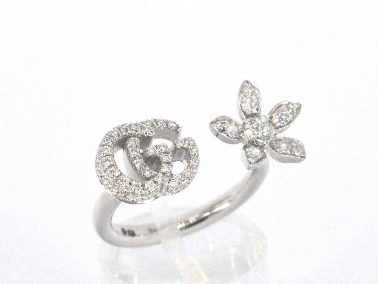 Der luxuriöse GUCCI Flora Ring ist ein Meisterwerk der Eleganz und Raffinesse. Dieser exquisite Ring besticht durch 75 Diamanten im Brillantschliff von insgesamt 0,55 Karat, von denen jeder eine makellose F-Farbe und VS-Reinheit aufweist. Diese