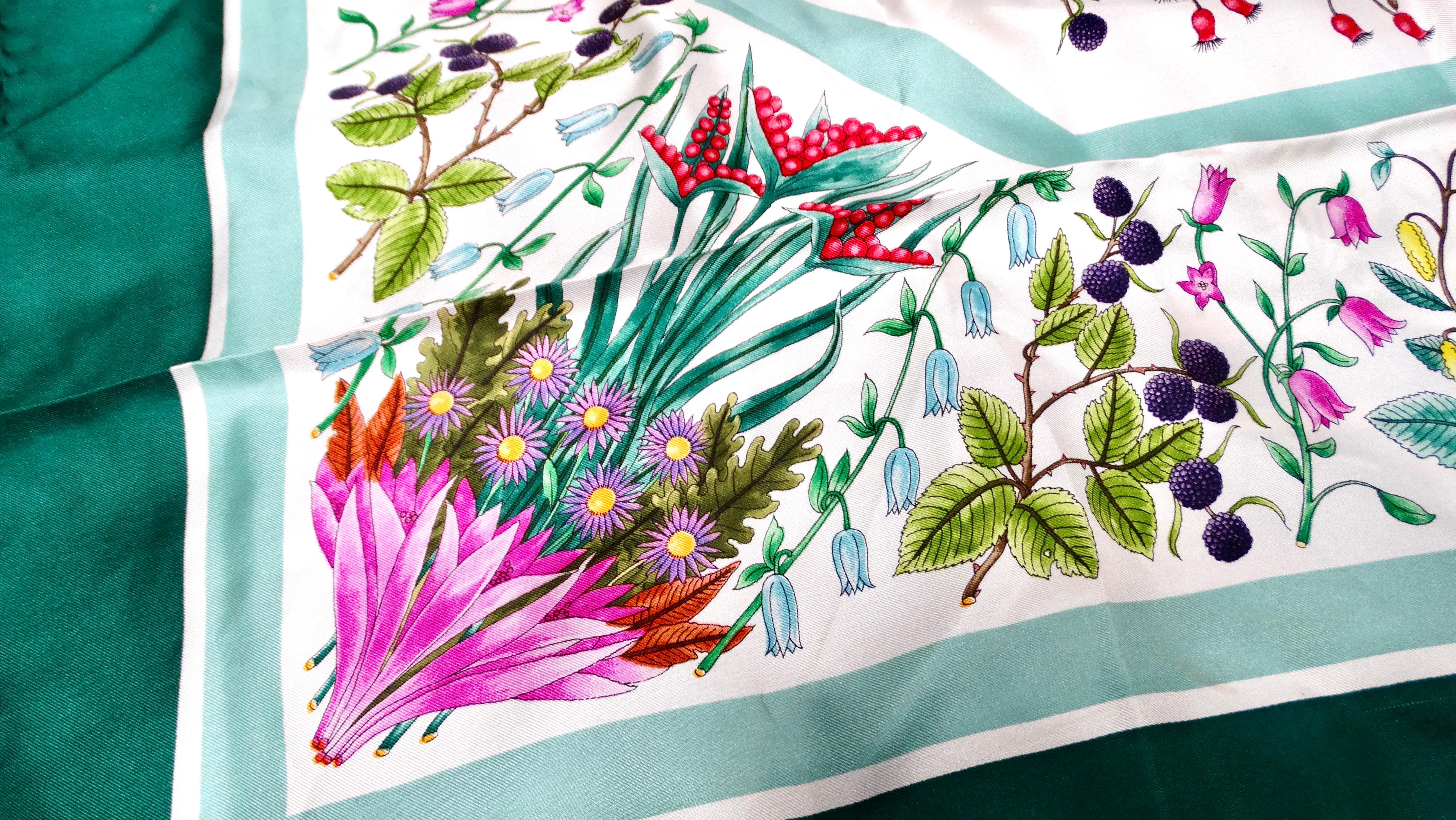 Gucci Floral Bouquet Silk Green & White Scarf In Good Condition For Sale In Scottsdale, AZ