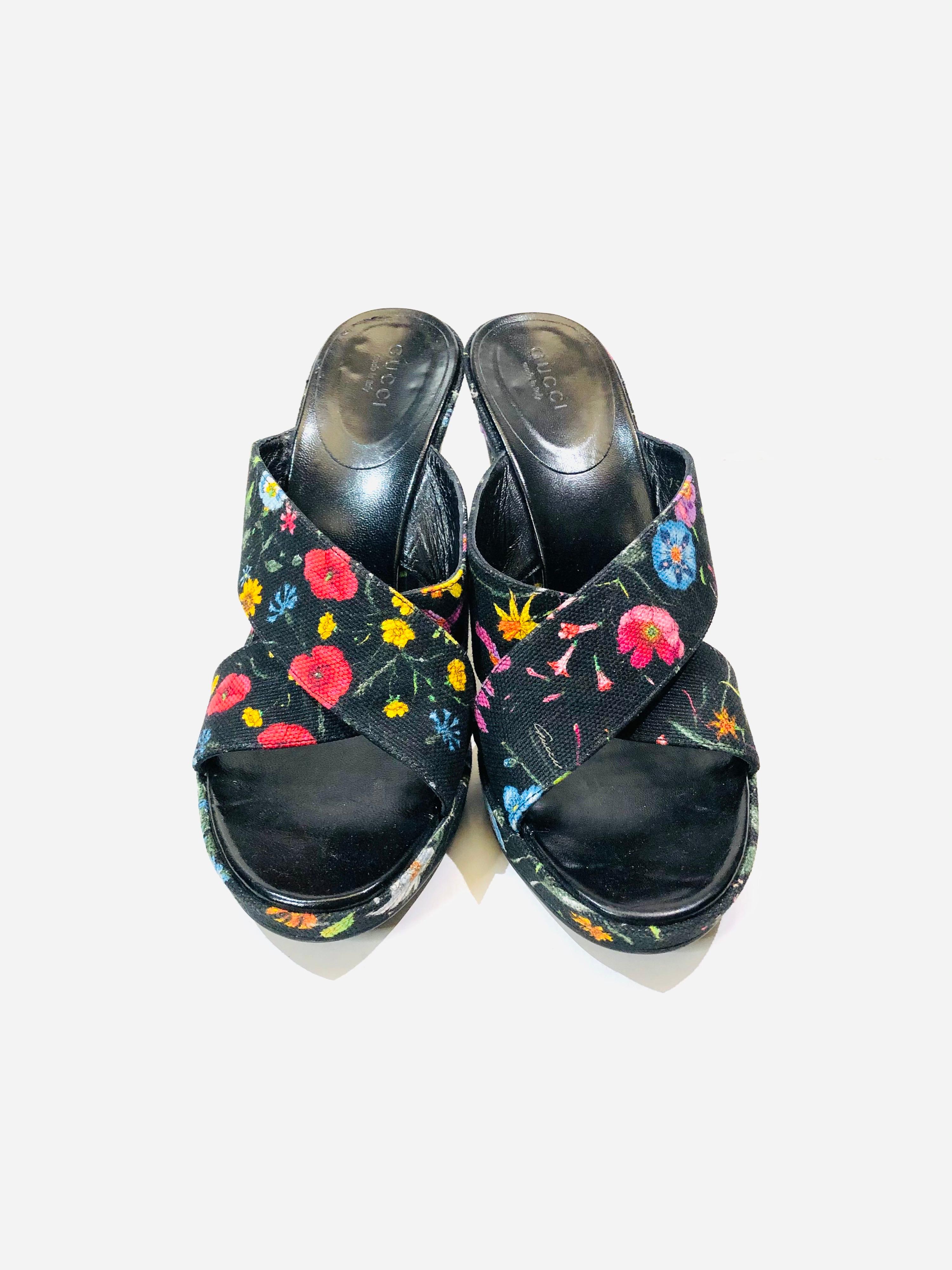 - These beautiful Gucci floral canvas sandals mules is one of a kind! Let yourself surrounded by a garden day and night! 

- Size 38. 

