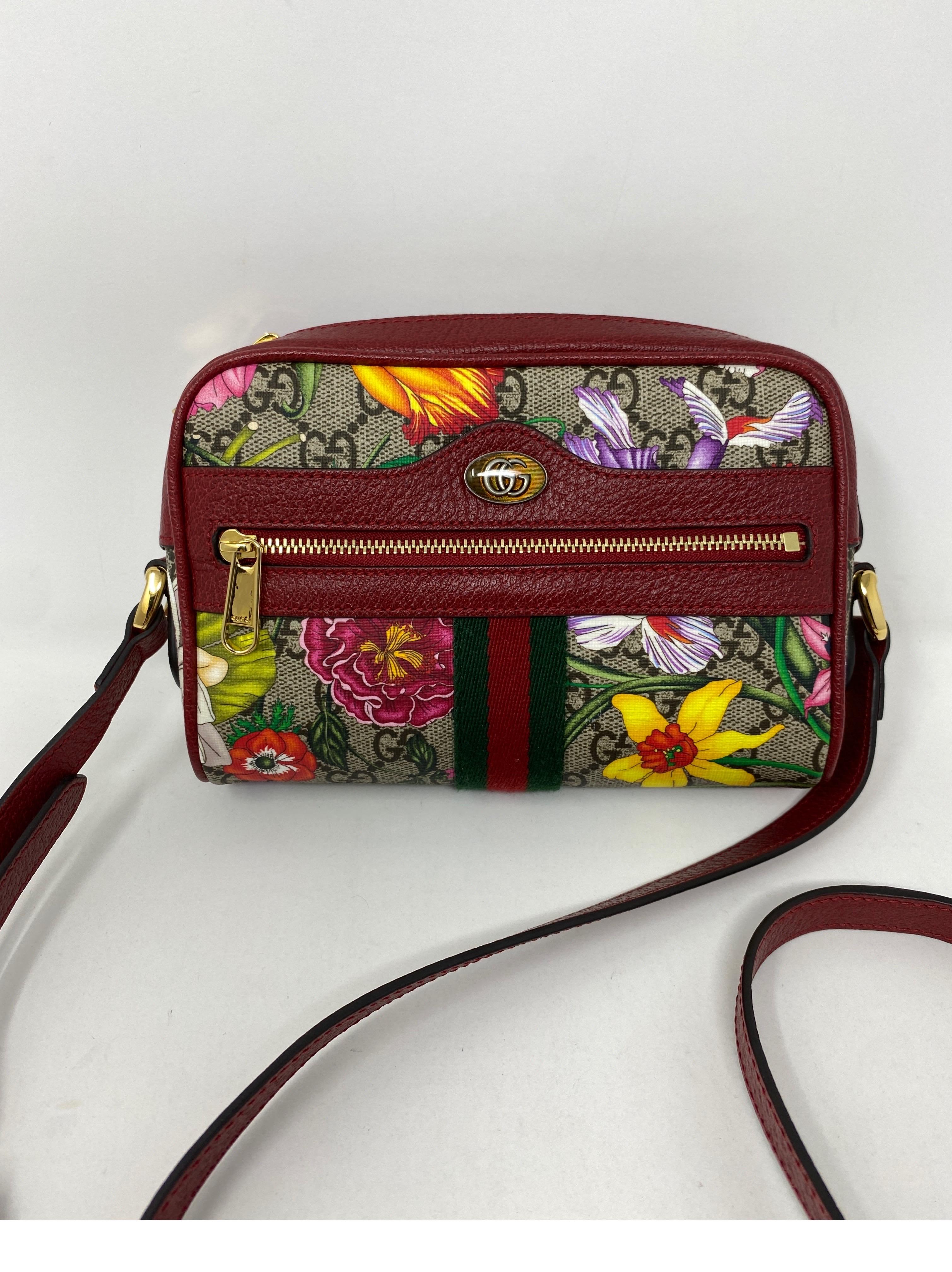 Gucci Floral crossbody Bag. Mint like new condition. Can fit cell phone and wallet, keys, etc. Cute floral pattern. Guaranteed authentic. 