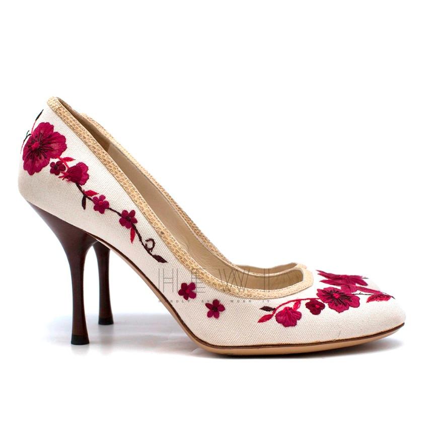 Gucci floral canvas heels

-Pink vivid flowers embroidery
-Wood soles and heels
-Leather insole
-Made in Italy

Approx.

Heels: 10cm
