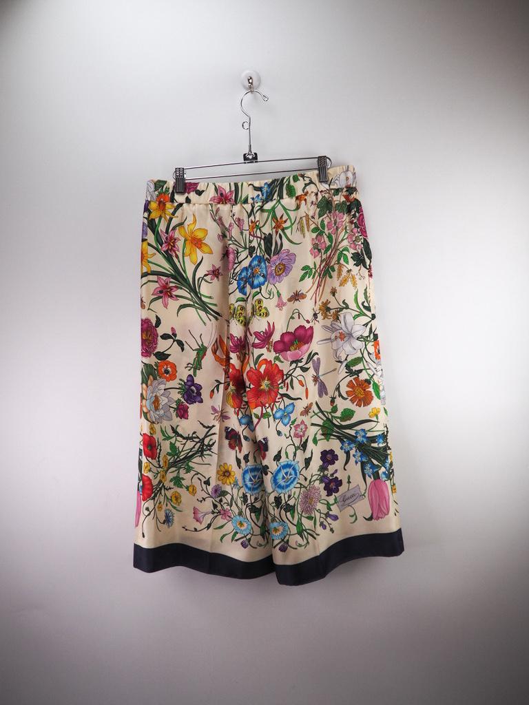 Gucci Floral Foulard pants have been crafted in Italy from smooth silk twill and are cut in a roomy, wide-leg fit. Size small, in excellent condition with a floral print located throughout the pants on either side. 

COLOR: Beige with multi-coloured